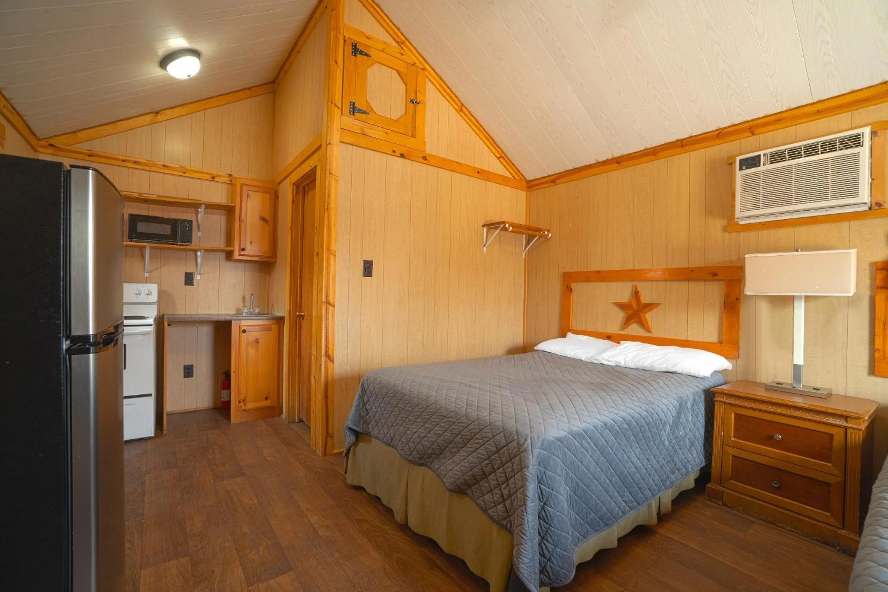 Bedroom, Bed in Grand Eagle Ford Lodge & RV Park