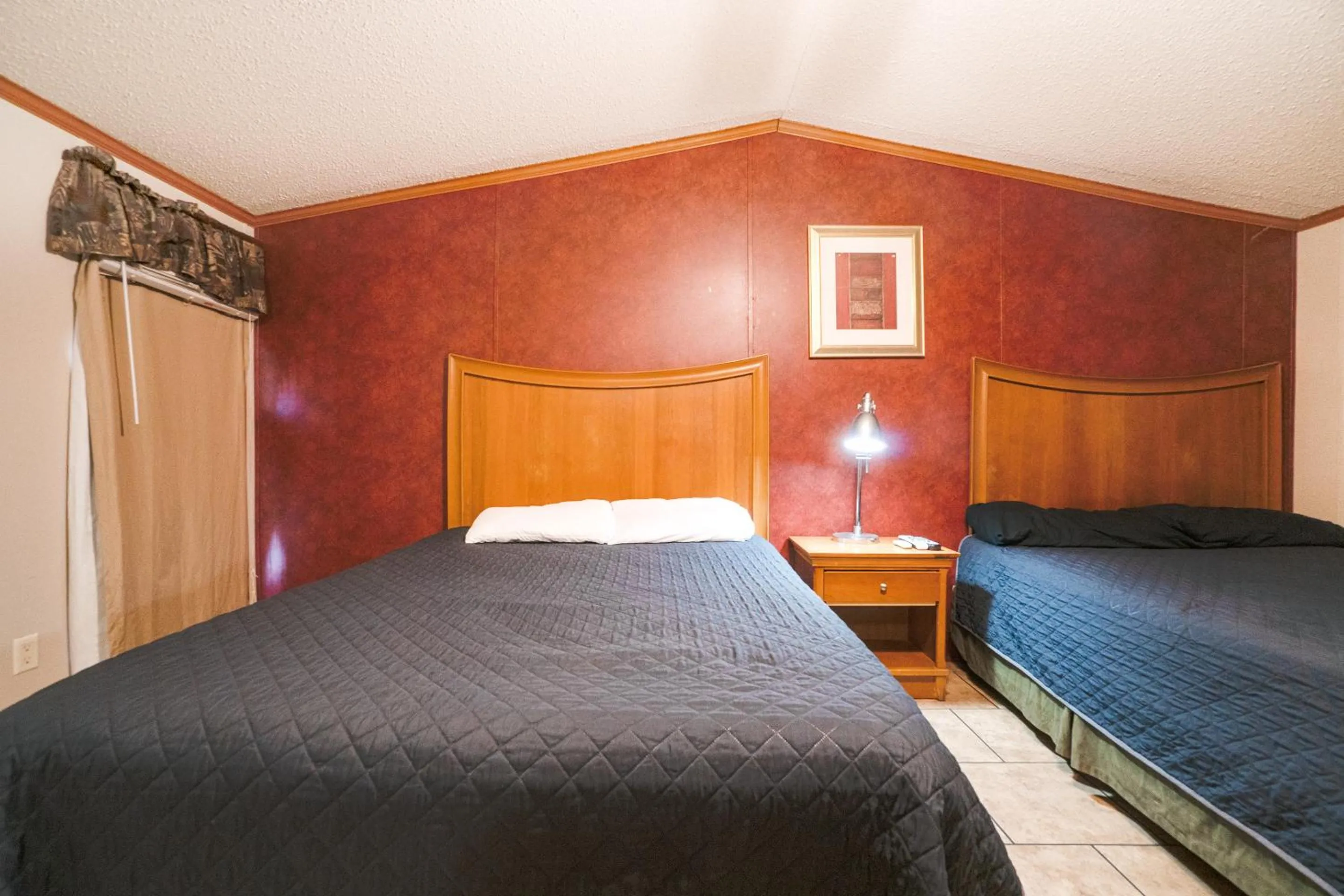 Bedroom, Bed in Grand Eagle Ford Lodge & RV Park