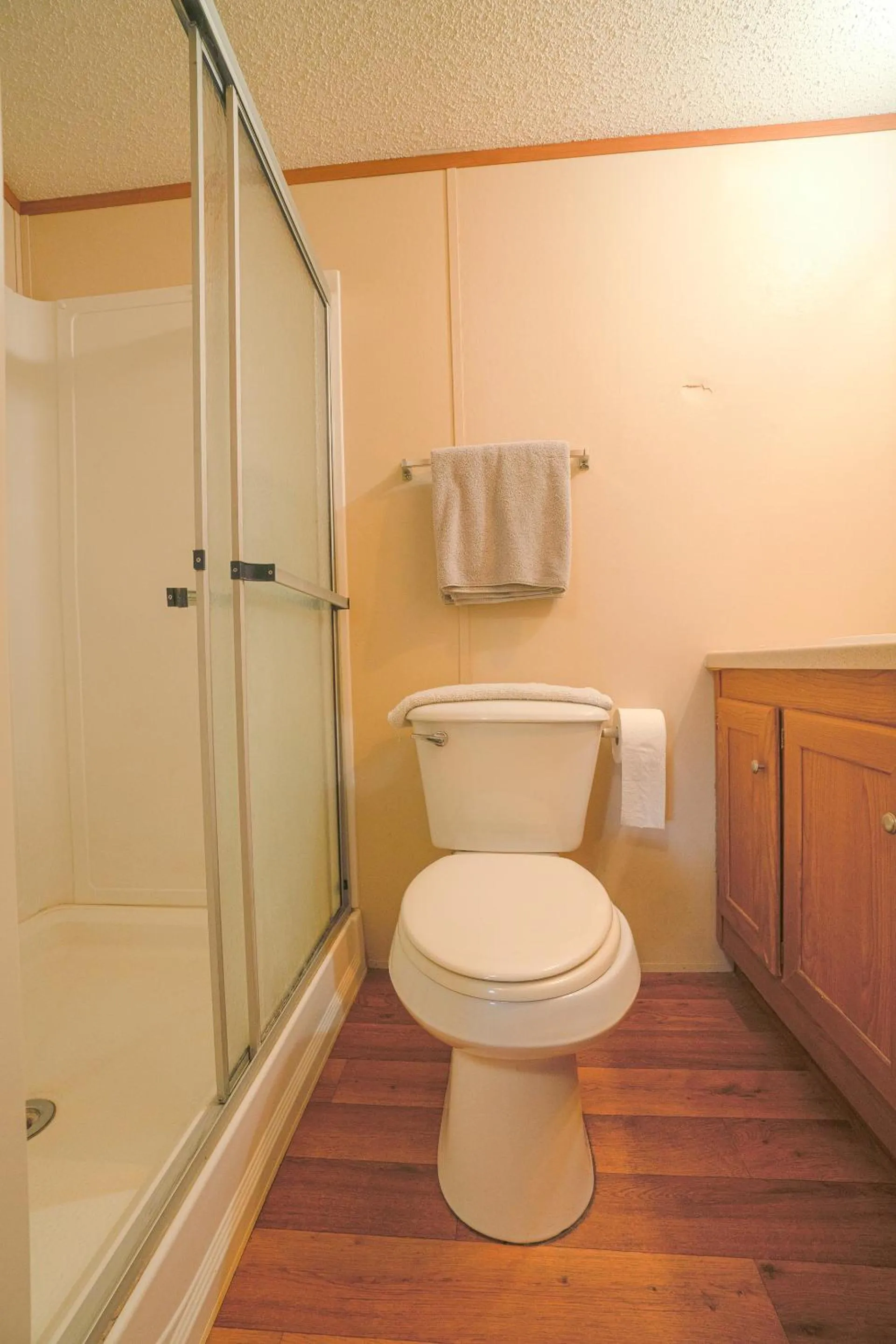 Bathroom in Grand Eagle Ford Lodge & RV Park