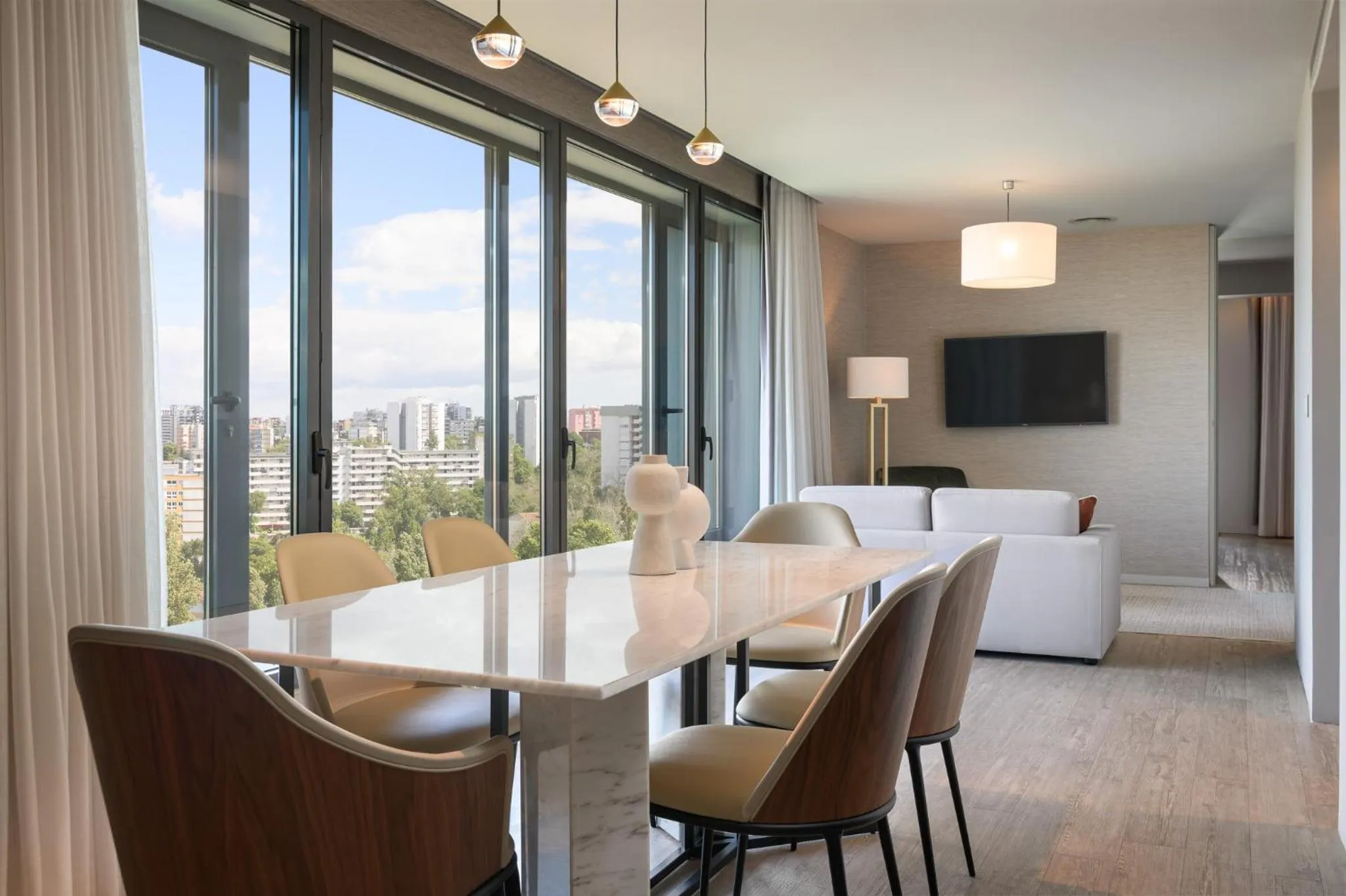 Communal lounge/ TV room in Meliá Lisboa Aeroporto