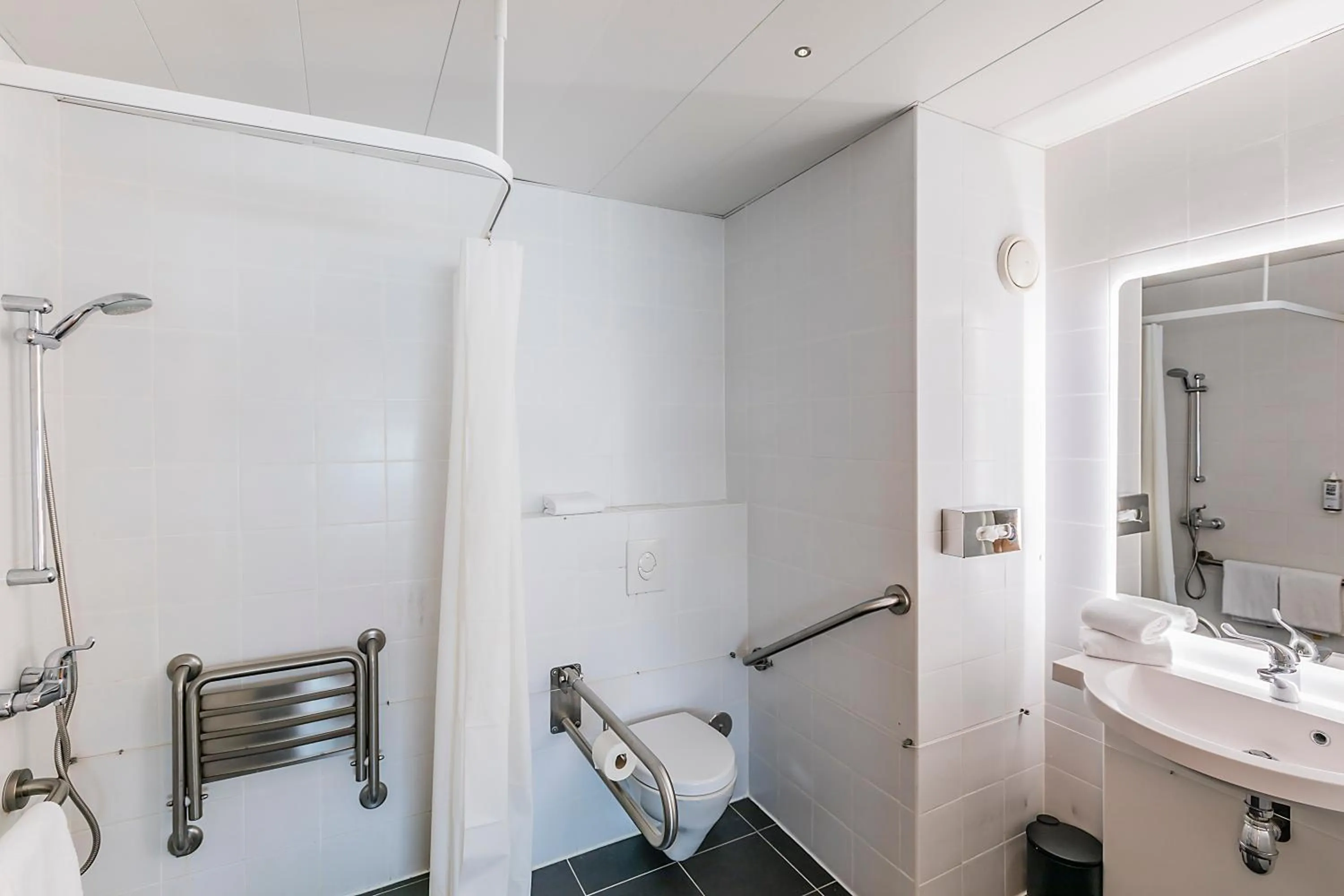 Facility for disabled guests in Hotel Ibis Lisboa Parque das Nações