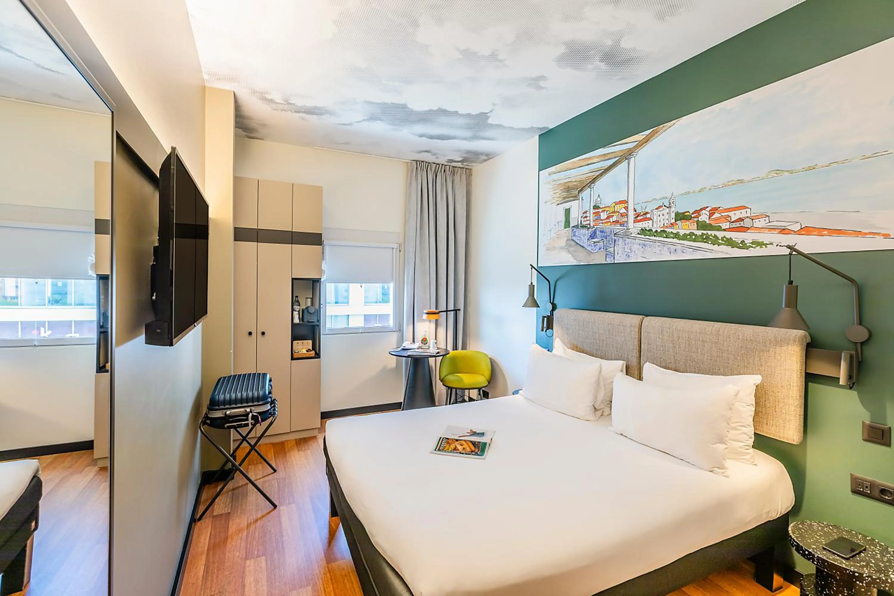 Coffee/tea facilities, Bed in Hotel Ibis Lisboa Parque das Nações