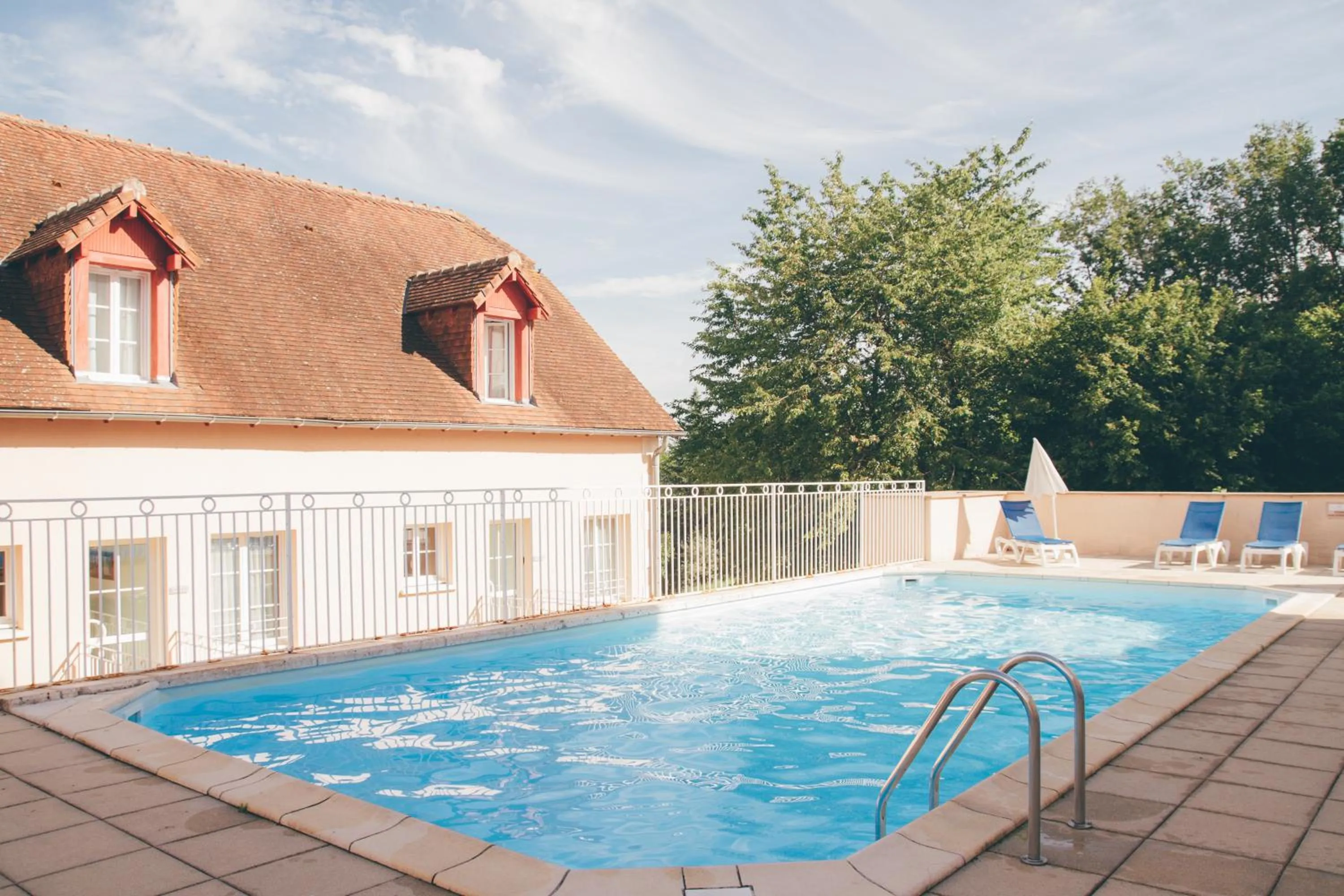 Swimming pool in Terres de France - Appart'Hôtel La Roche-Posay