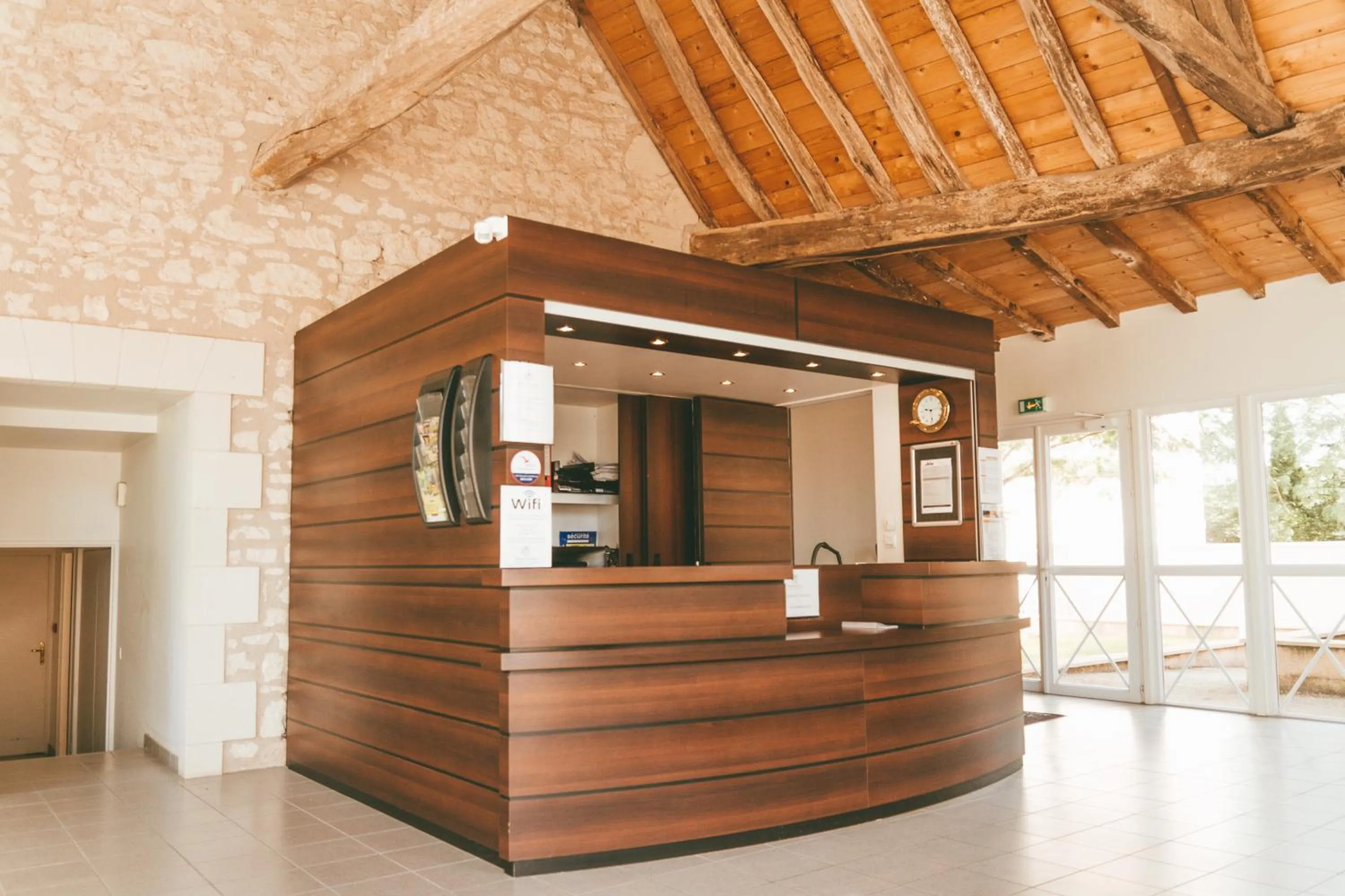 Lobby or reception in Terres de France - Appart'Hôtel La Roche-Posay