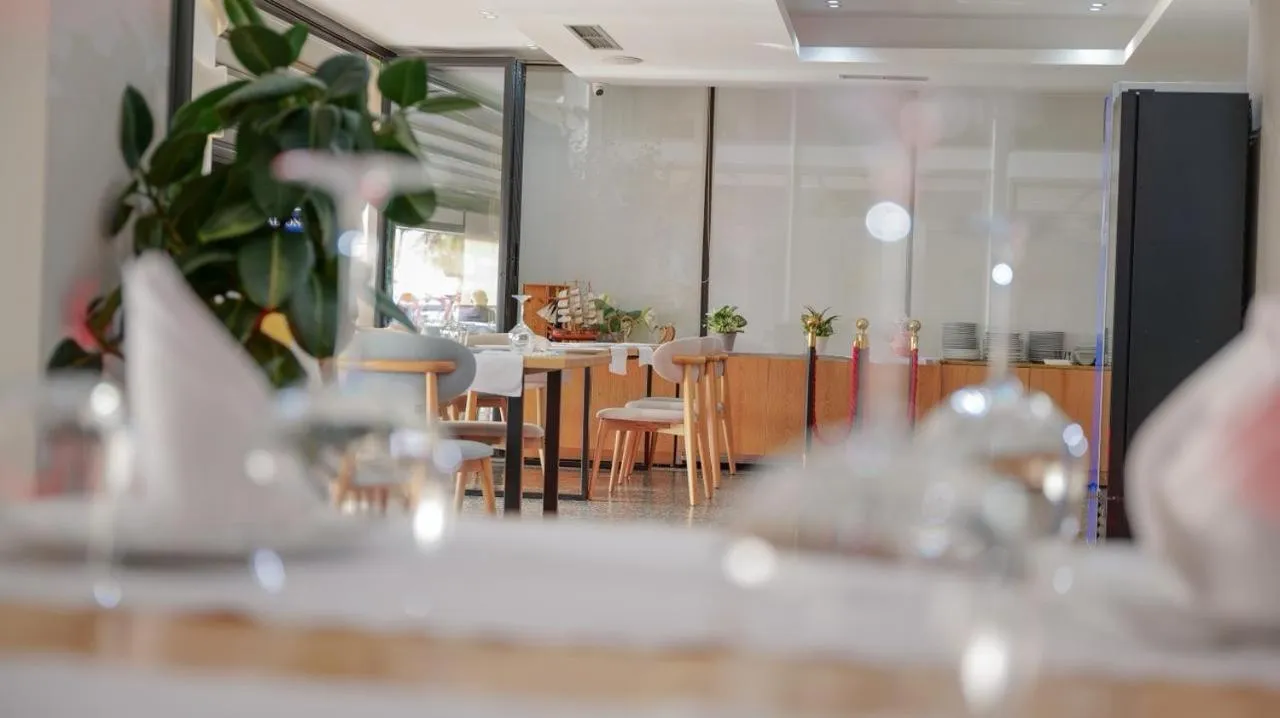 Restaurant/places to eat in Hotel Alion