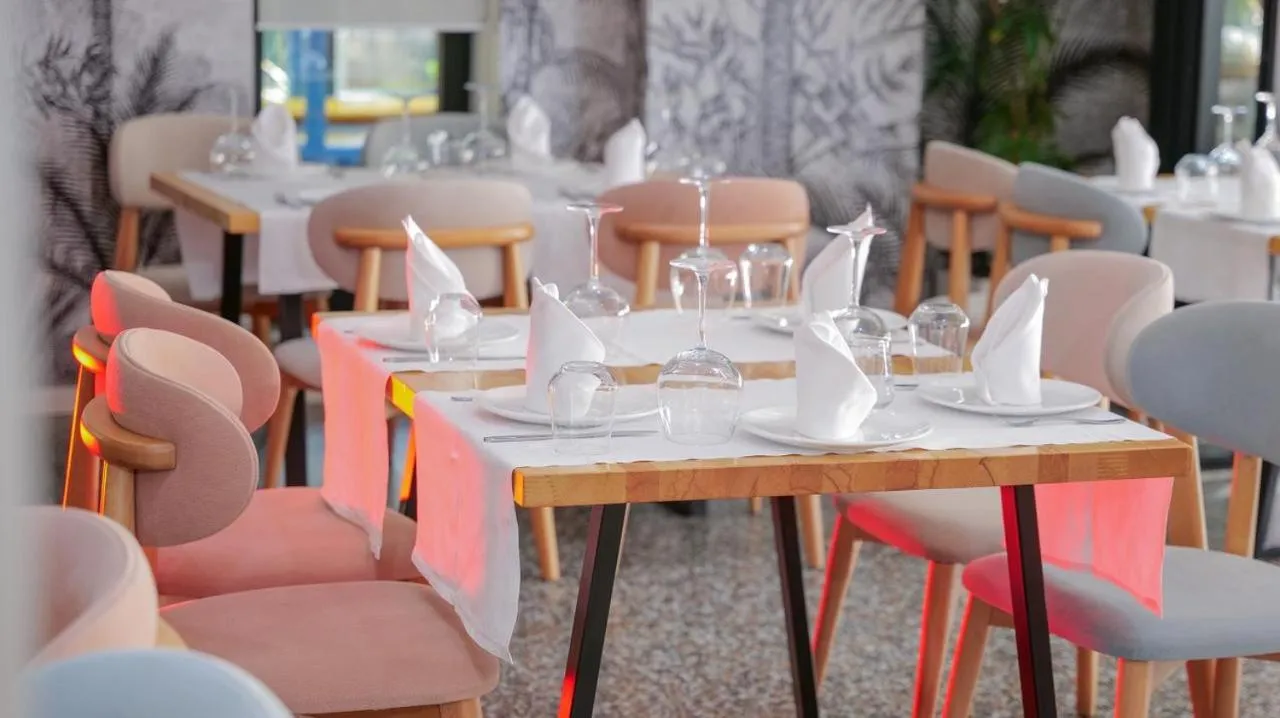 Restaurant/places to eat in Hotel Alion