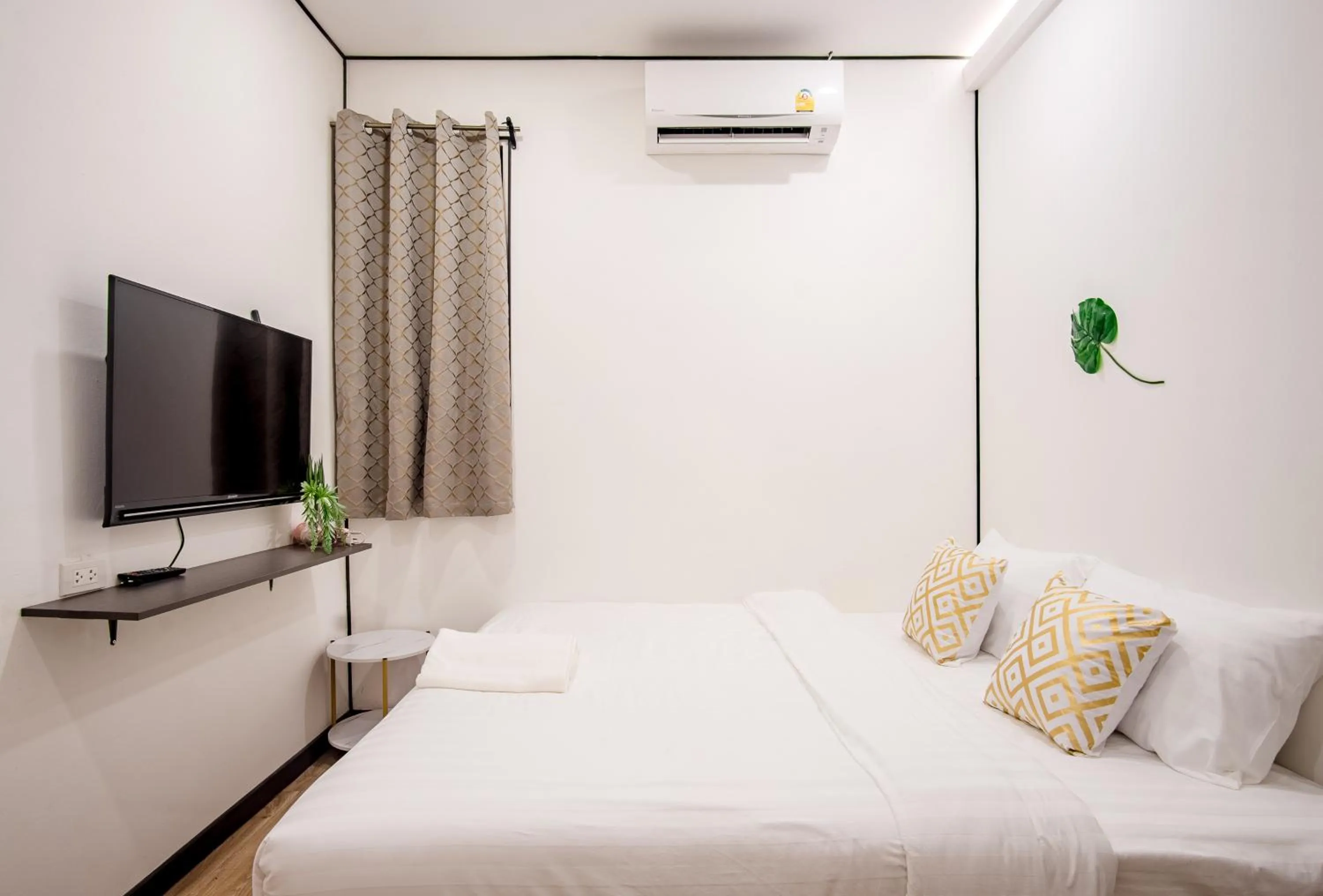 Communal lounge/ TV room, Bed in Isara Boutique Hotel and Cafe