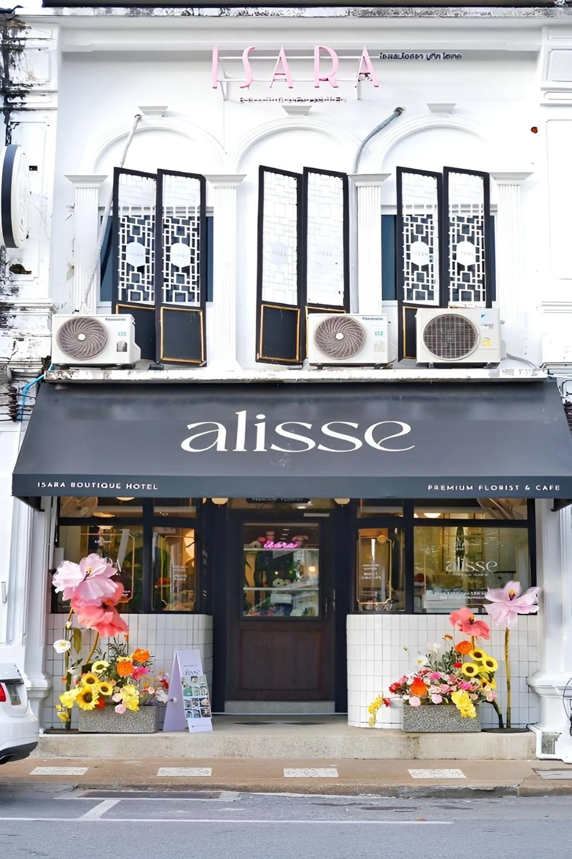 Property building in Isara Boutique Hotel and Cafe