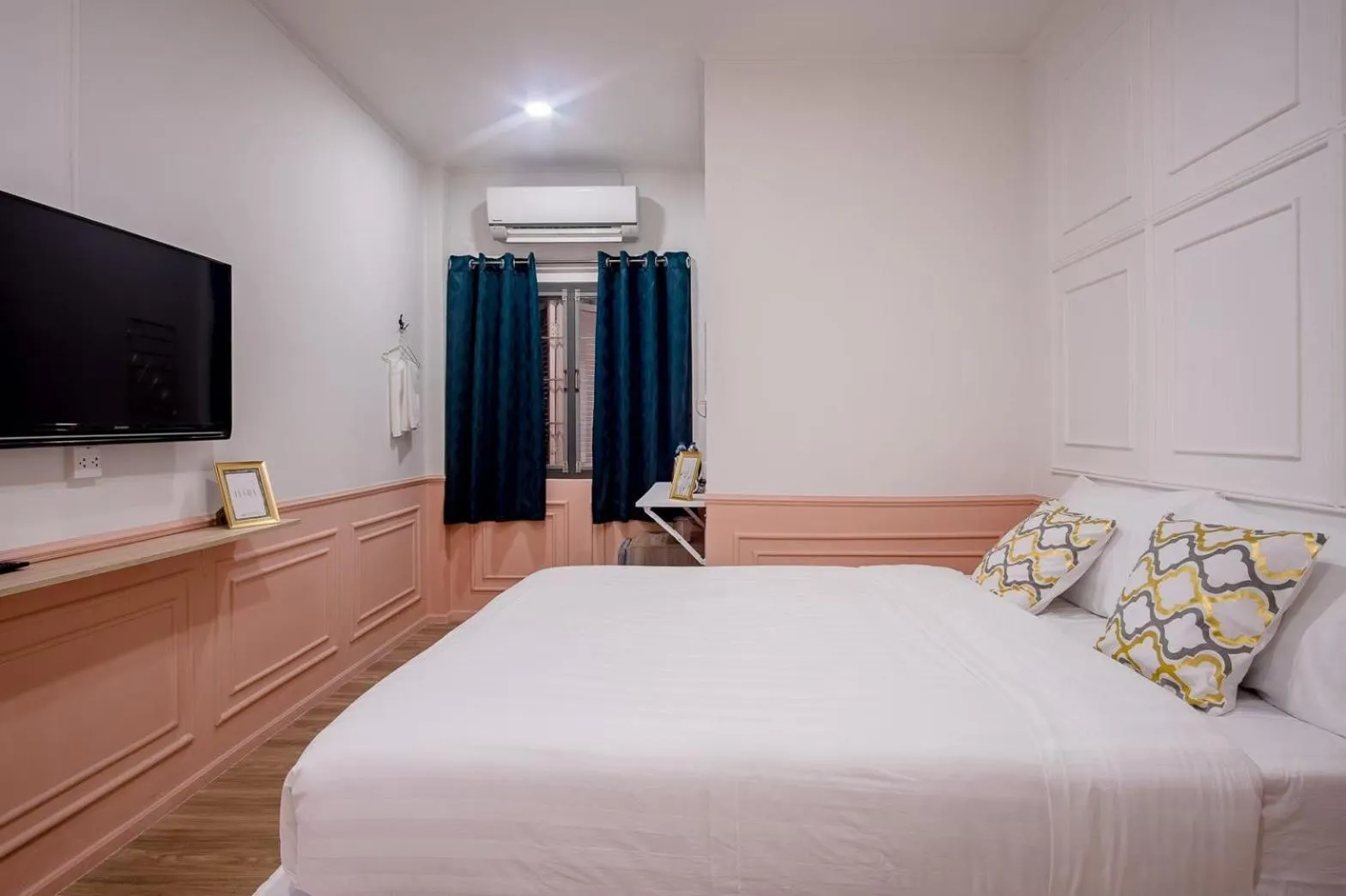 Communal lounge/ TV room, Bed in Isara Boutique Hotel and Cafe