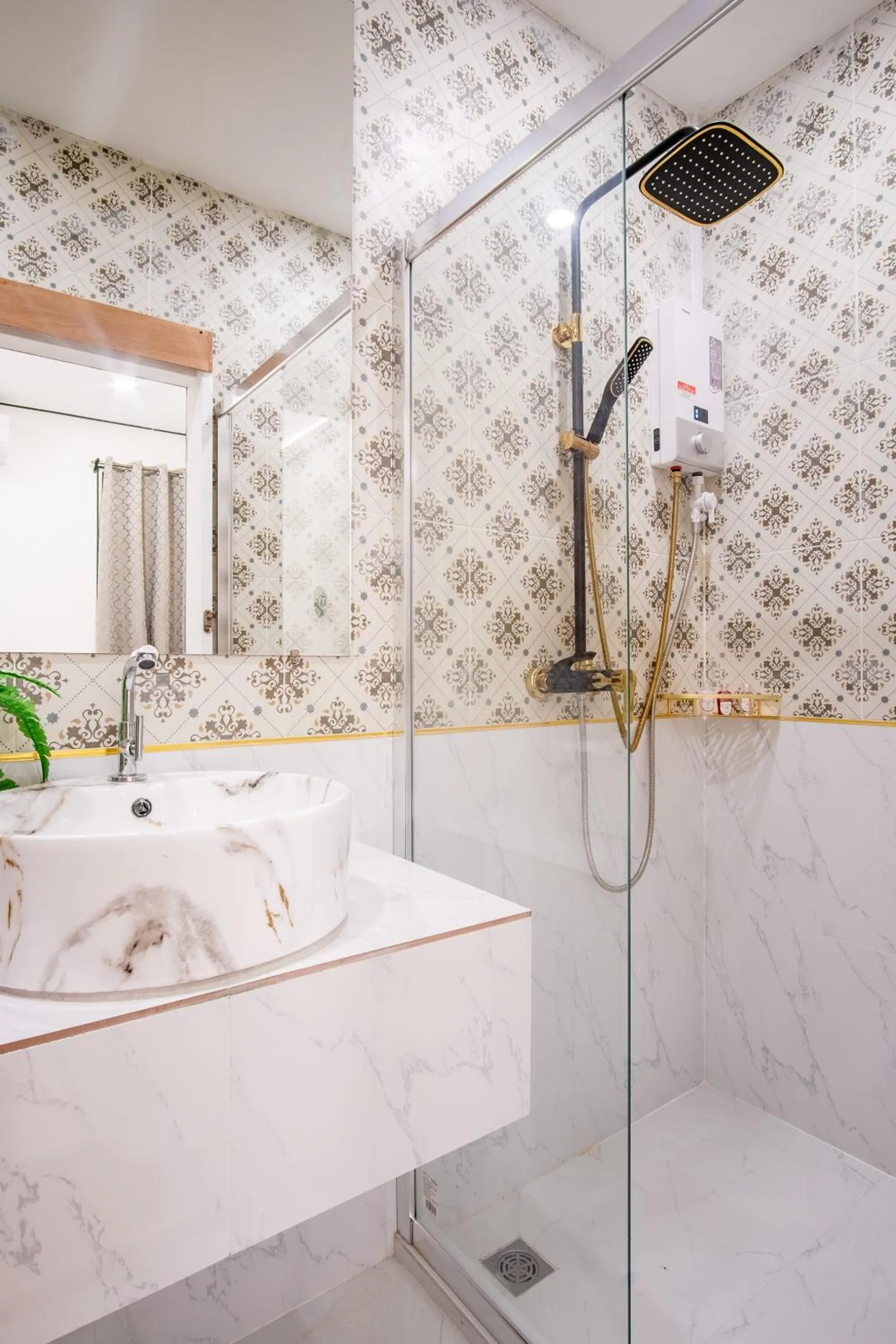 Shower in Isara Boutique Hotel and Cafe