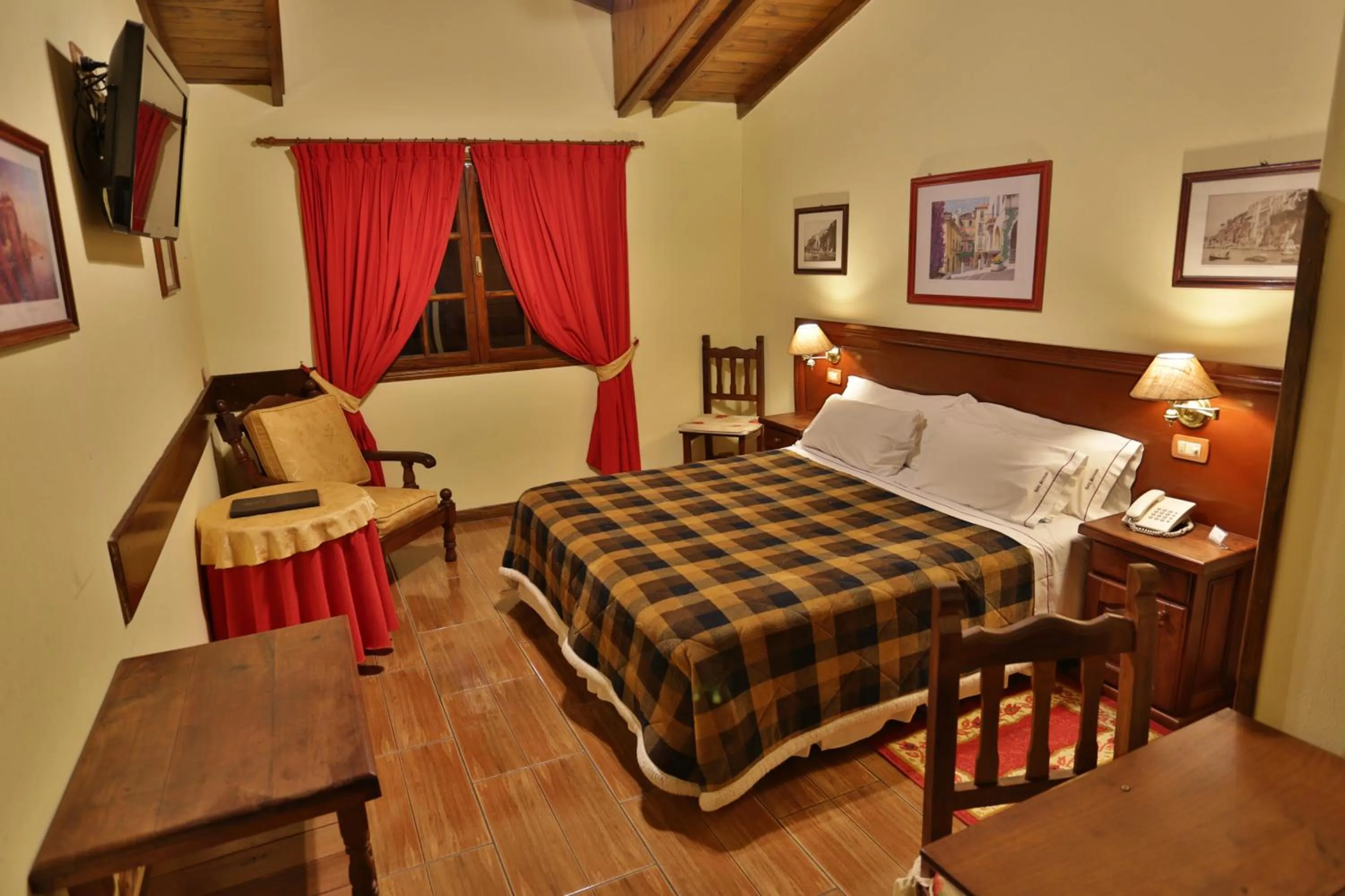 Bed in Hosteria Sirenuse