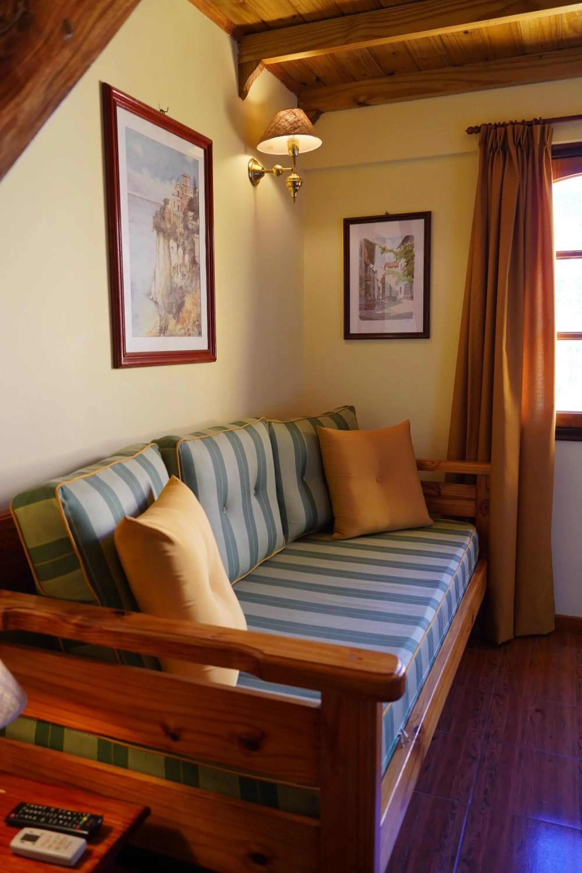 Living room, Bed in Hosteria Sirenuse