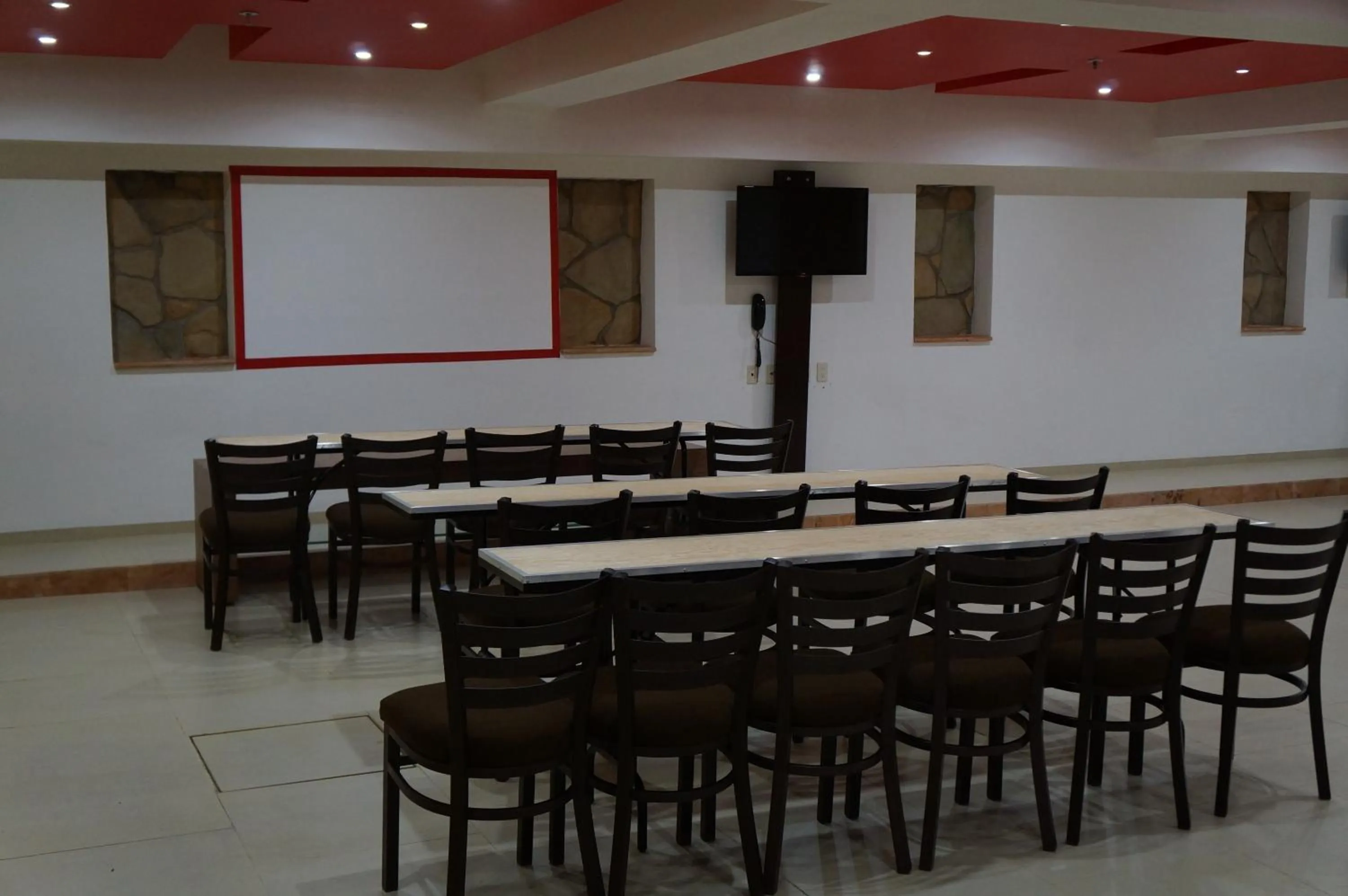 Communal lounge/ TV room in Hotel Villa de Madrid