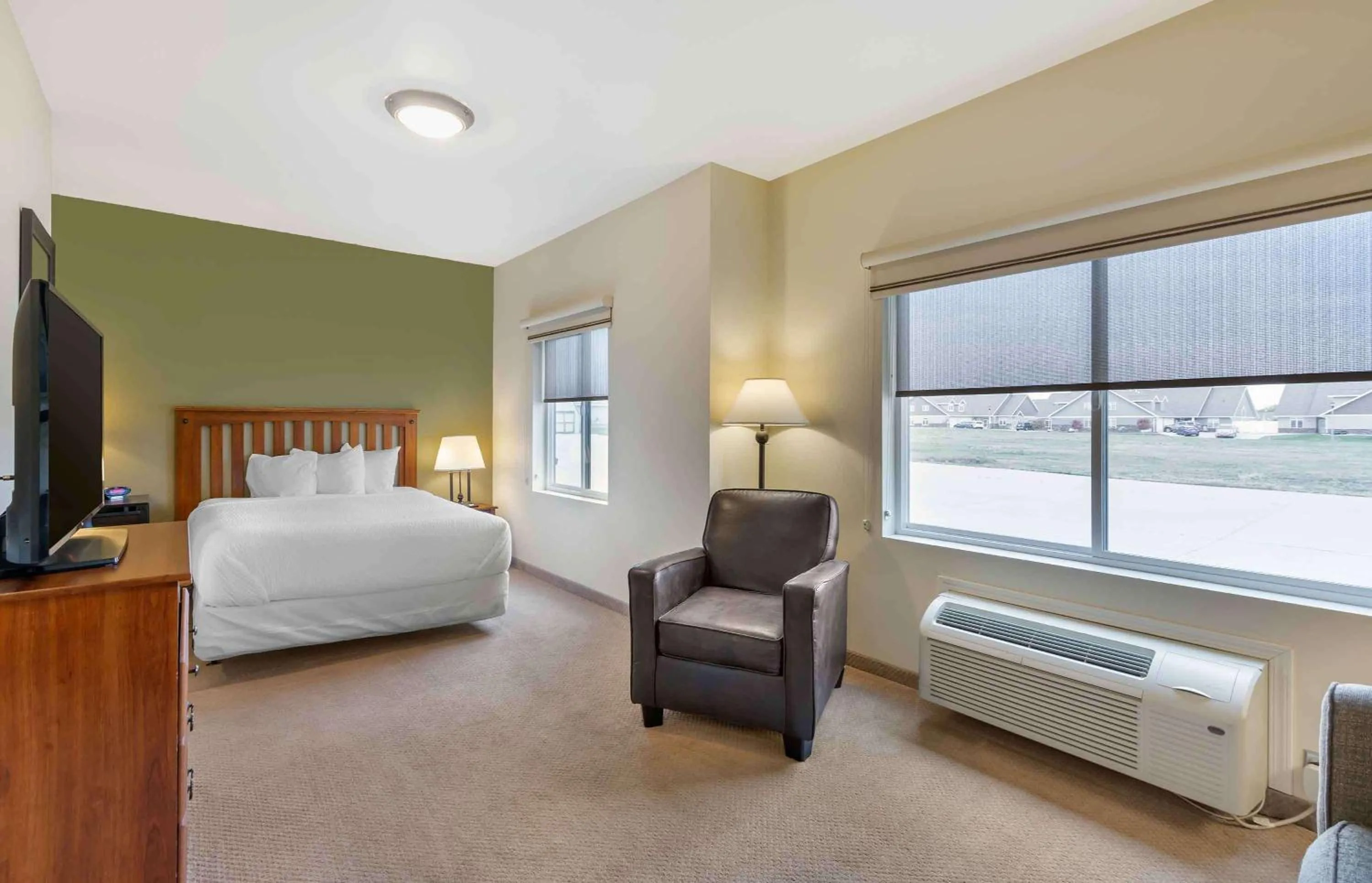 Bedroom, Bed in Extended Stay Americas Suites - Minot