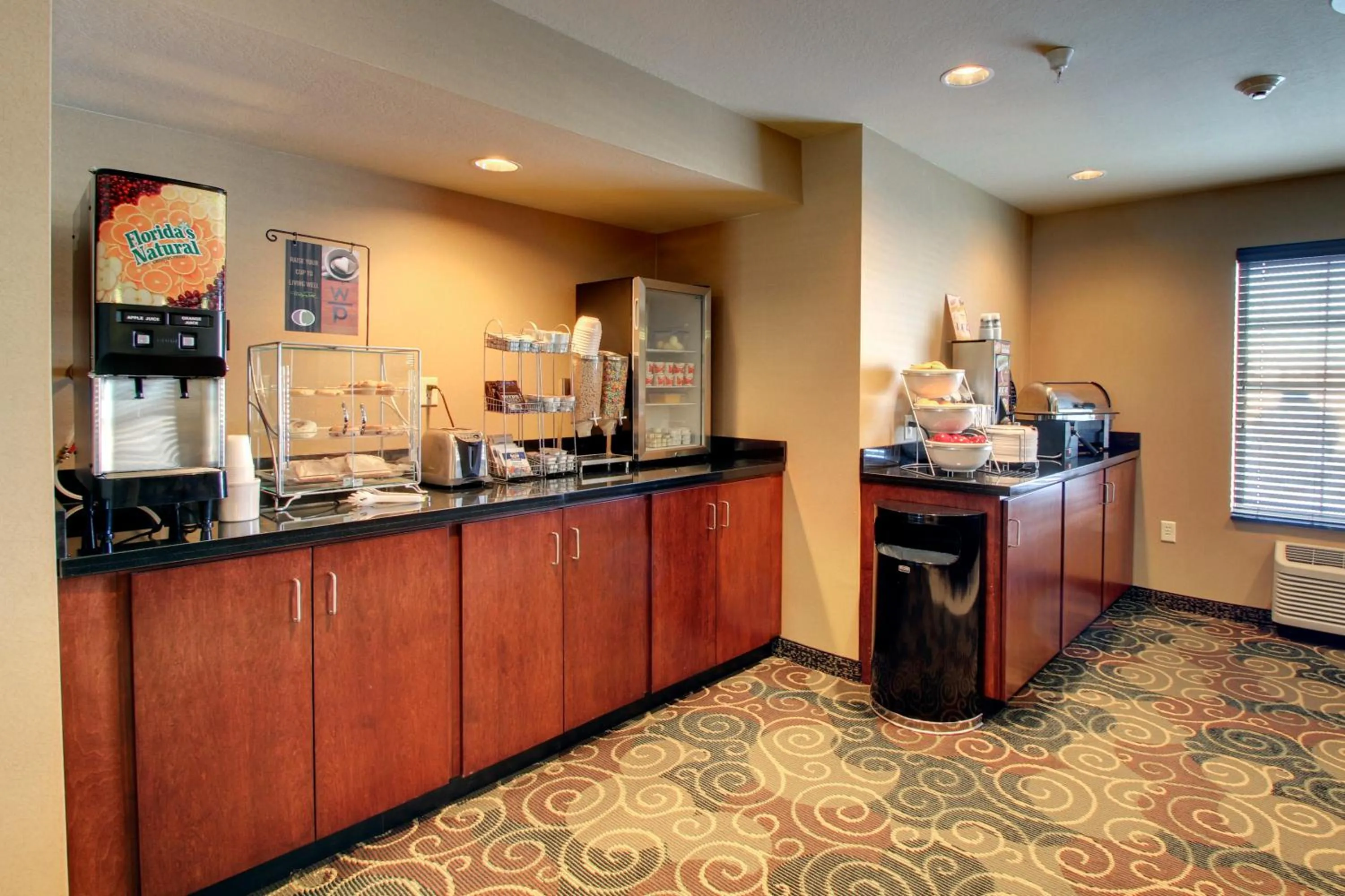 Breakfast in Cobblestone Inn & Suites - Harvey