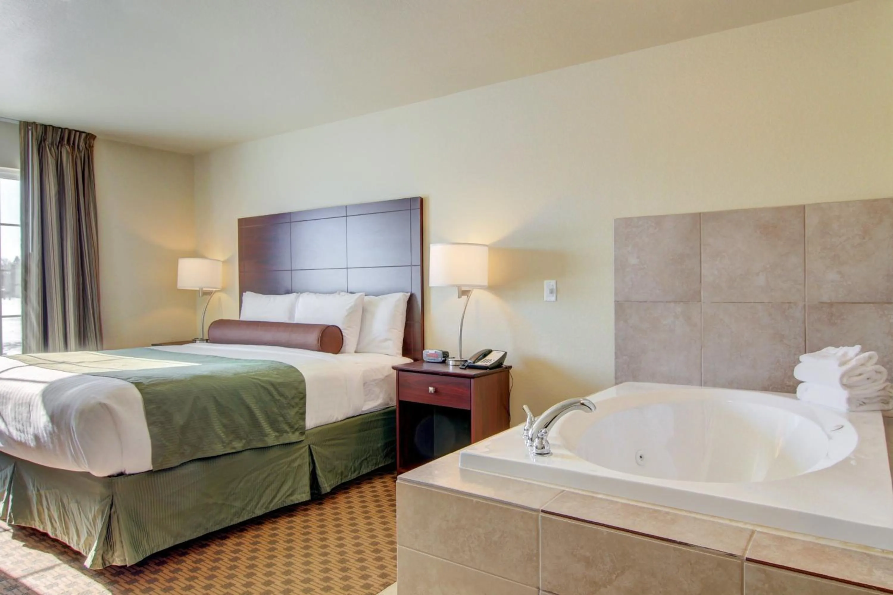 Bedroom, Bed in Cobblestone Inn & Suites - Harvey