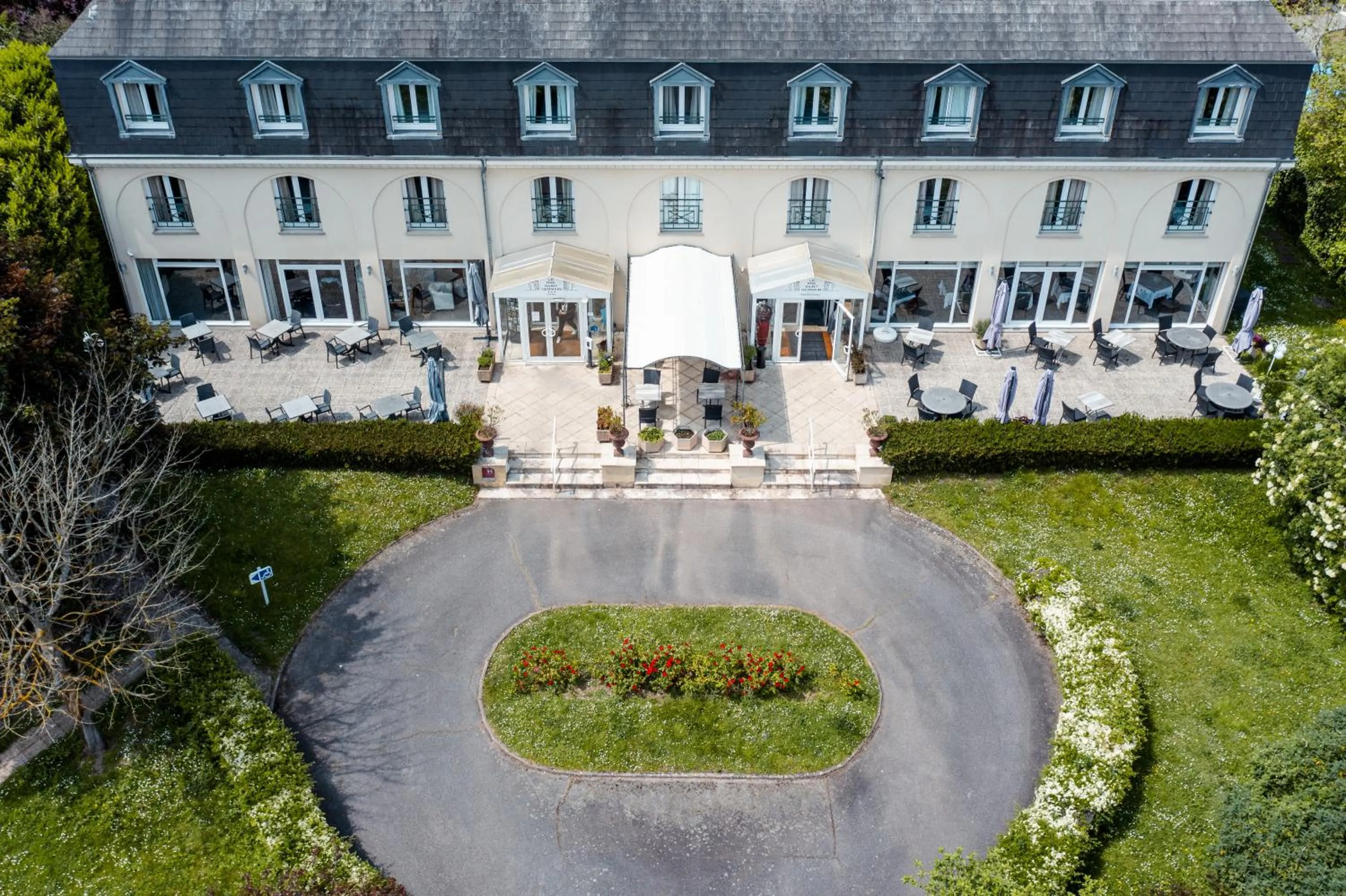 Property building in Le Pré Saint Germain