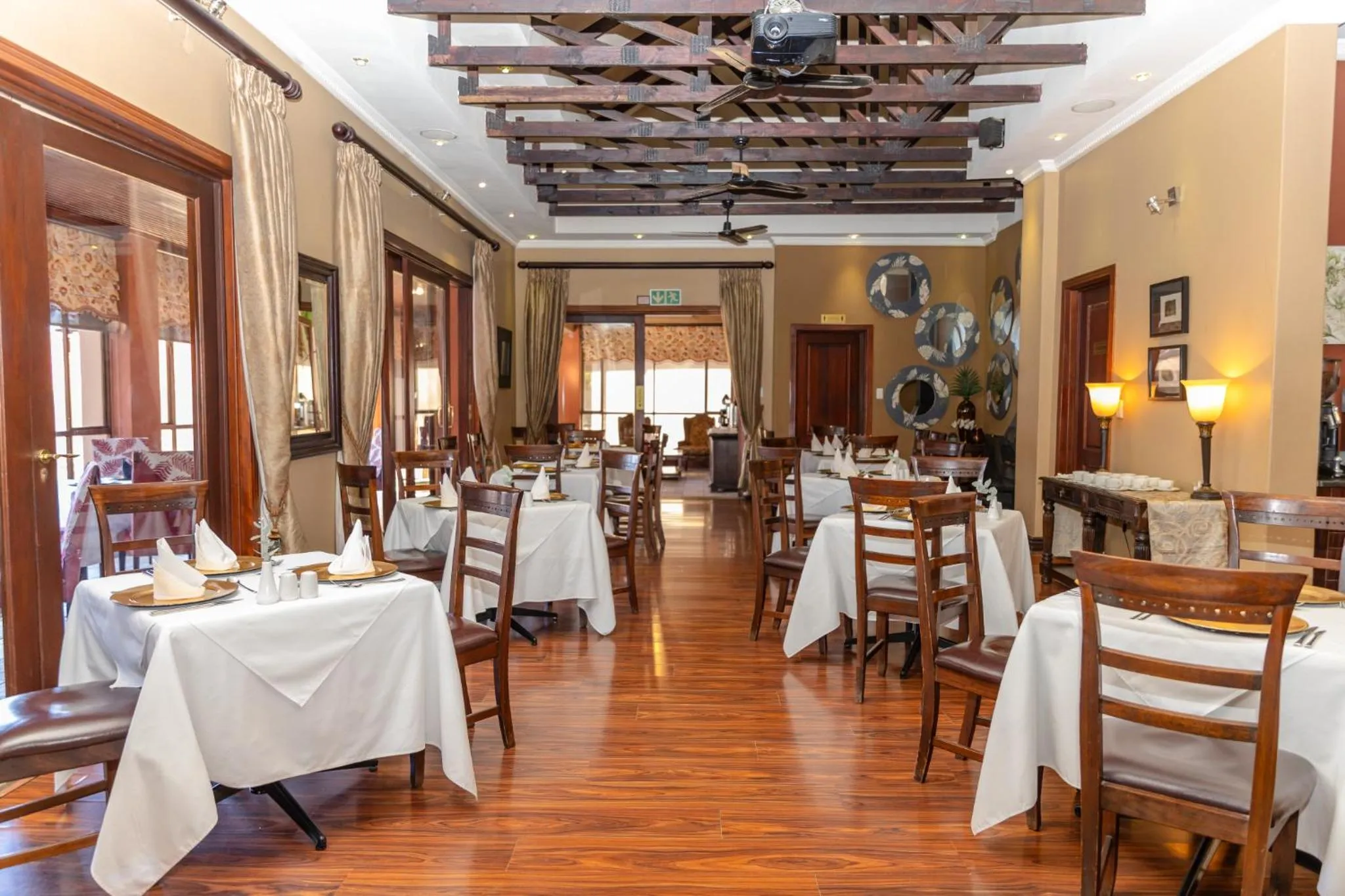 Restaurant/places to eat in Anta Boga Hotel