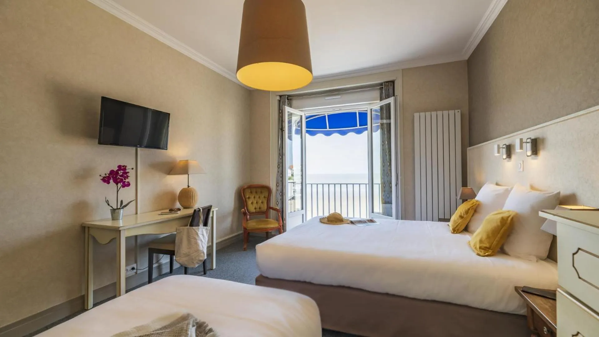 Photo of the whole room, Bed in CERISE Royan - Le Grand Hôtel de la Plage