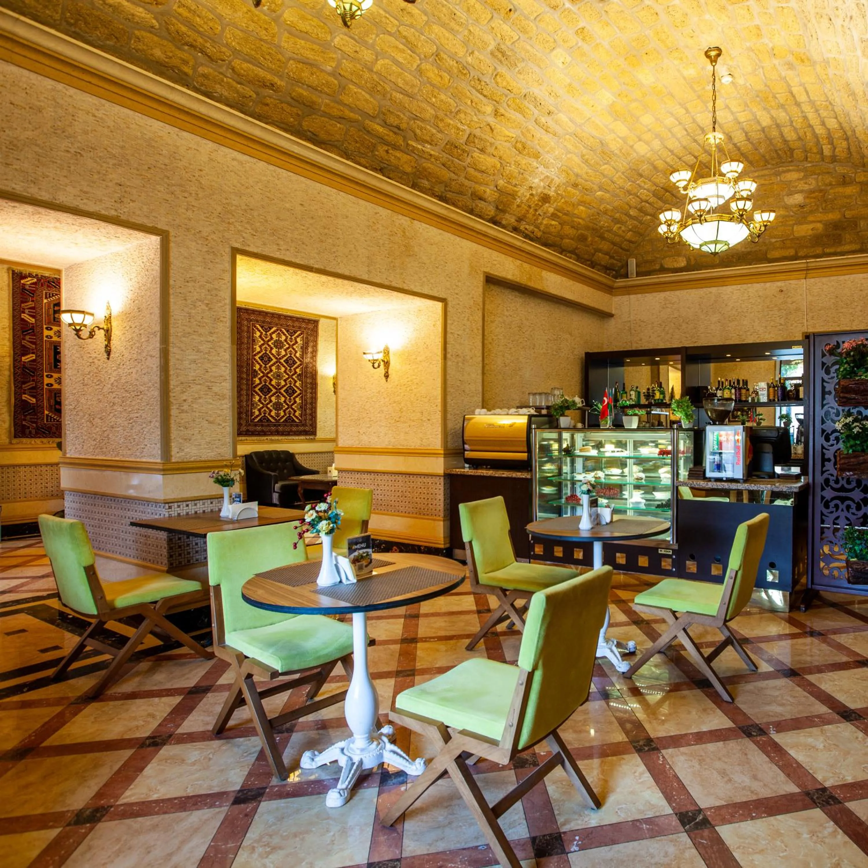 Restaurant/places to eat in Shah Palace Luxury Museum Hotel