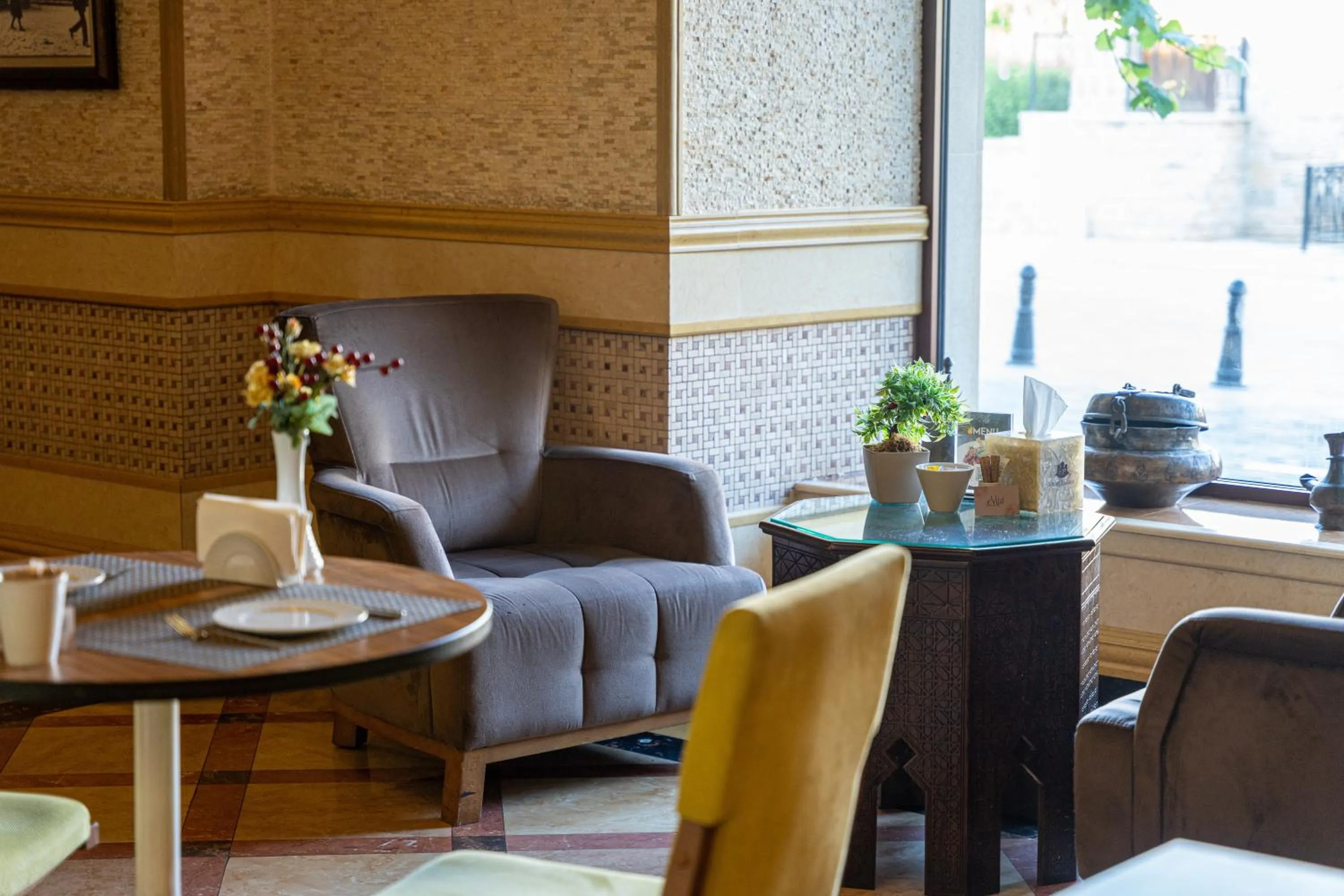 Restaurant/places to eat in Shah Palace Luxury Museum Hotel