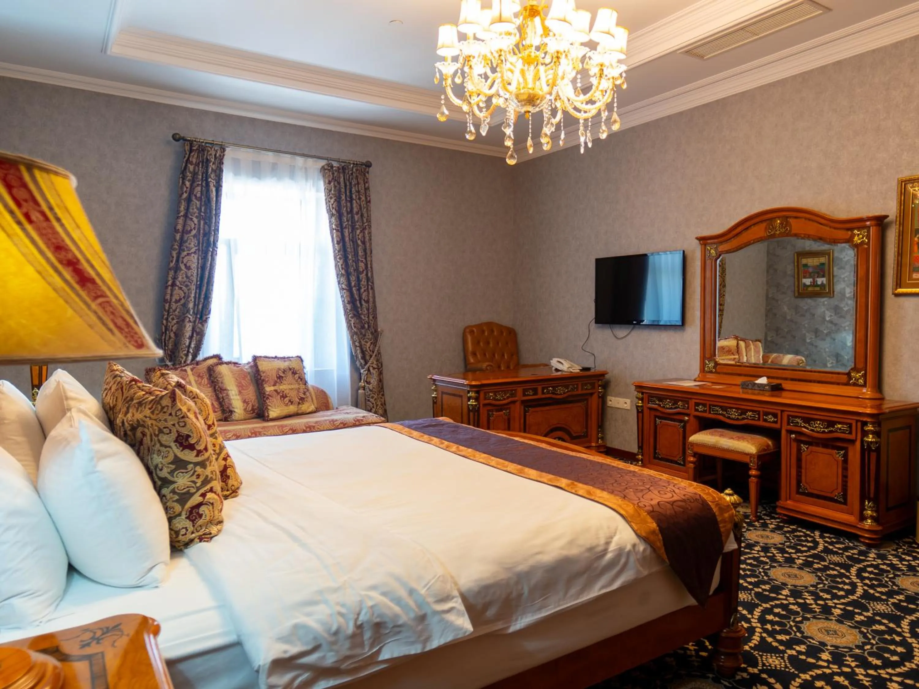 Bed in Shah Palace Luxury Museum Hotel