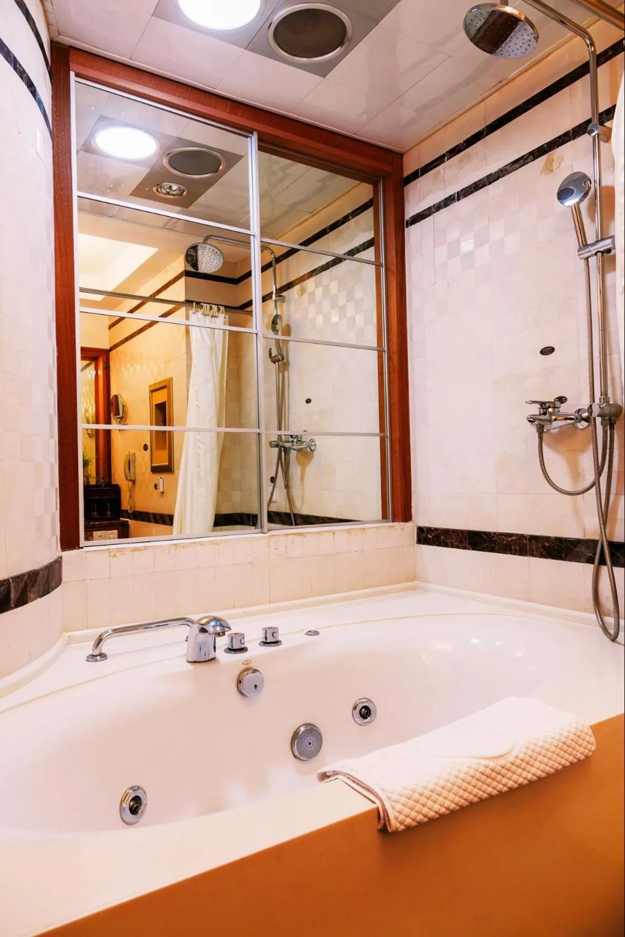 Bathroom in Golden Gulf Hotel Yantai
