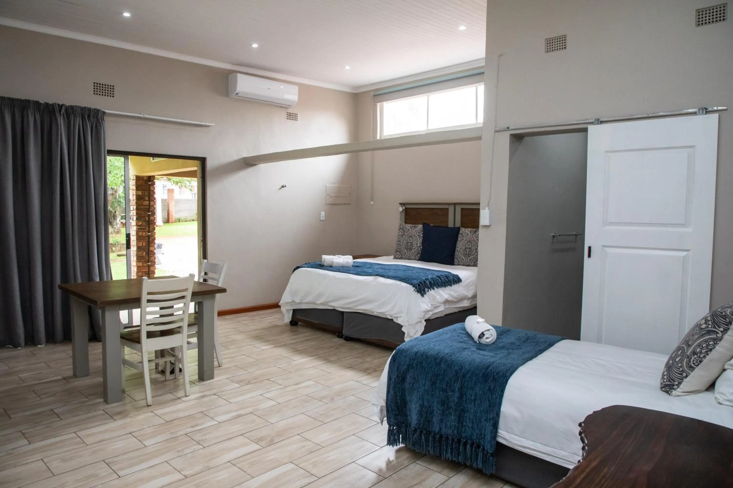 Photo of the whole room, Bed in Opstal Guestfarm