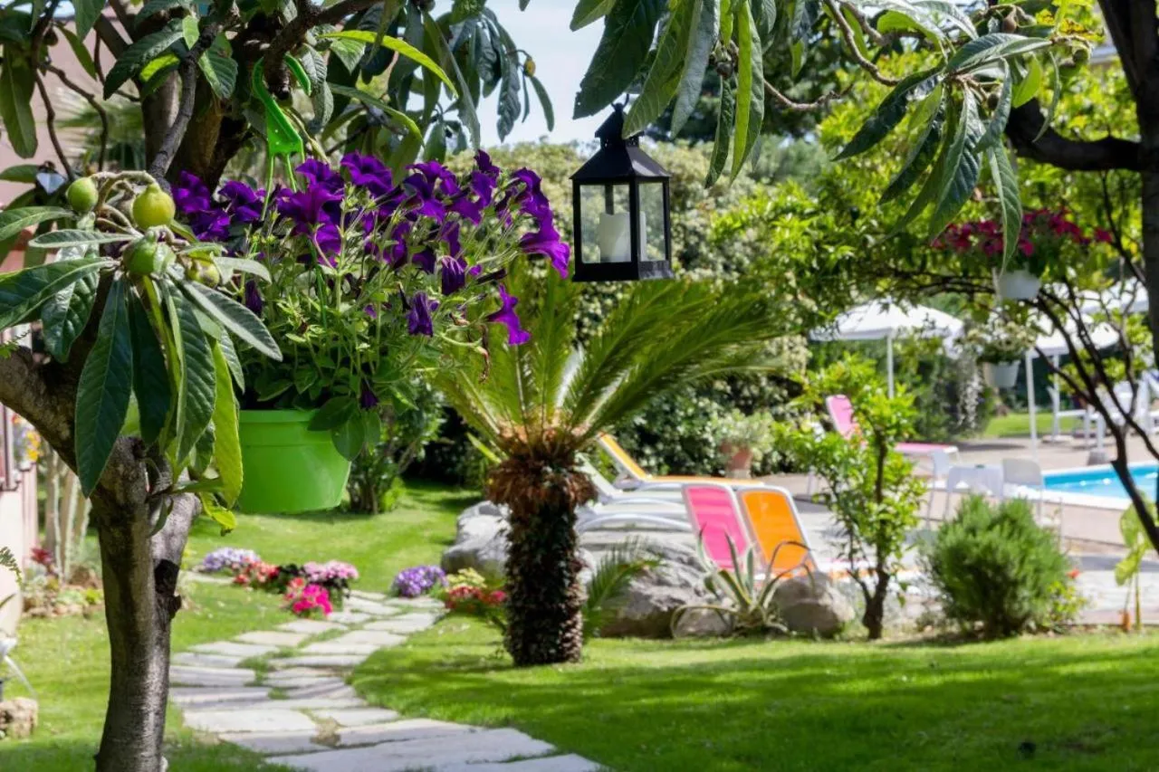 Garden in Loano Apartment Pool & Garden