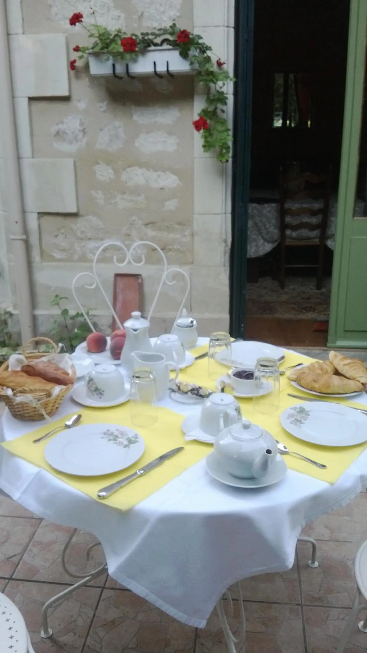 Dining area in Clos du Bois Brard B&B