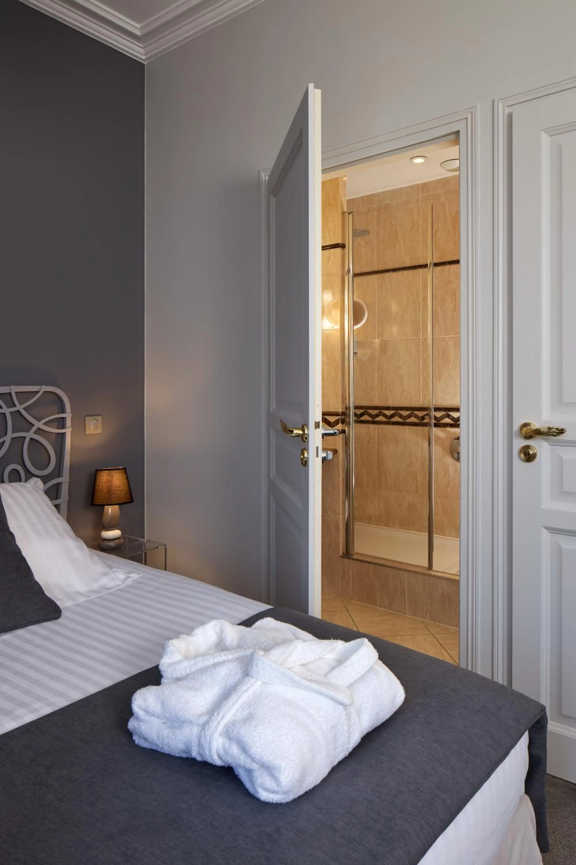 Shower, Bed in Le Clos De Bourgogne