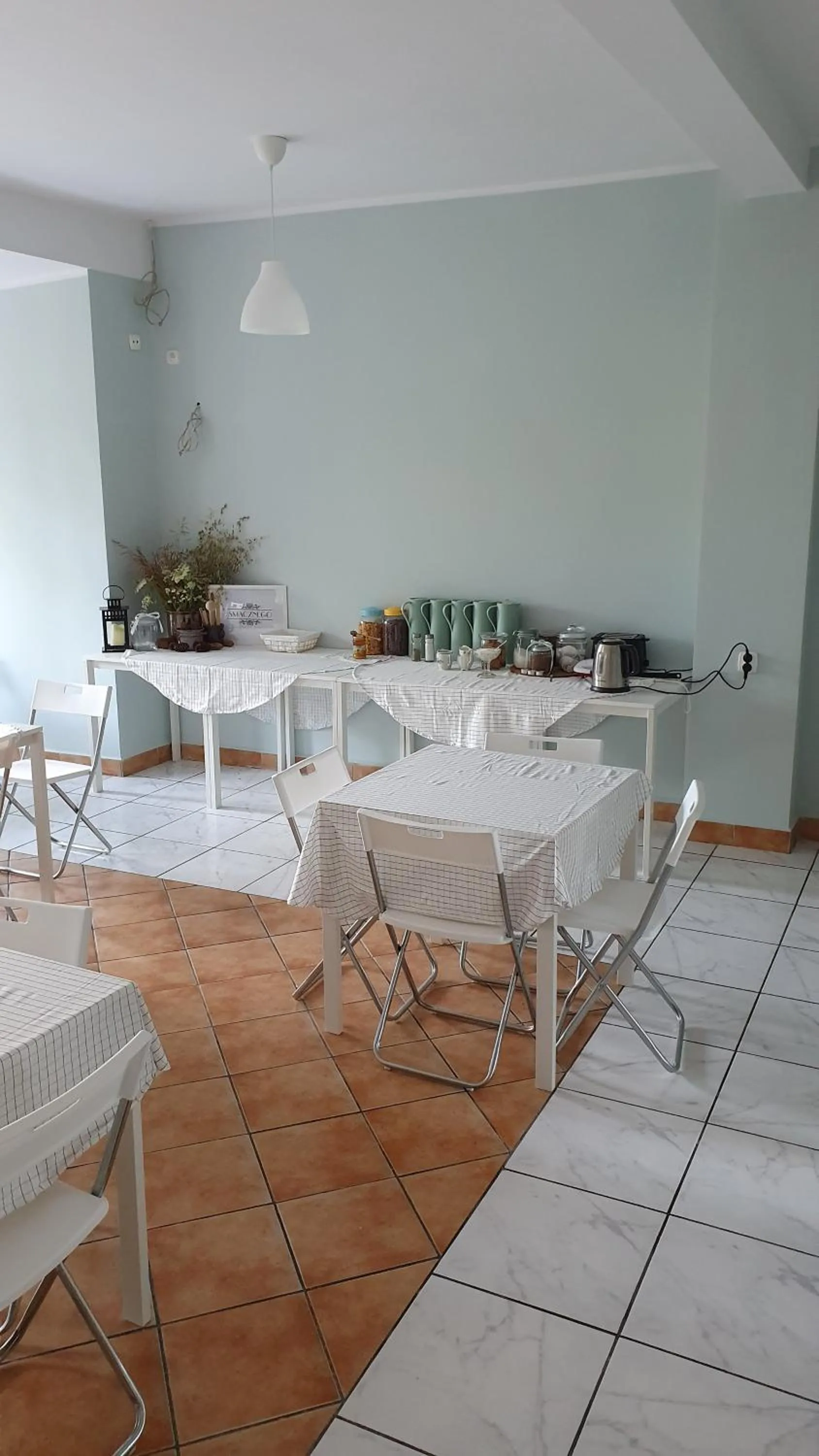 Restaurant/places to eat in Pensjonat Tężniowa 6