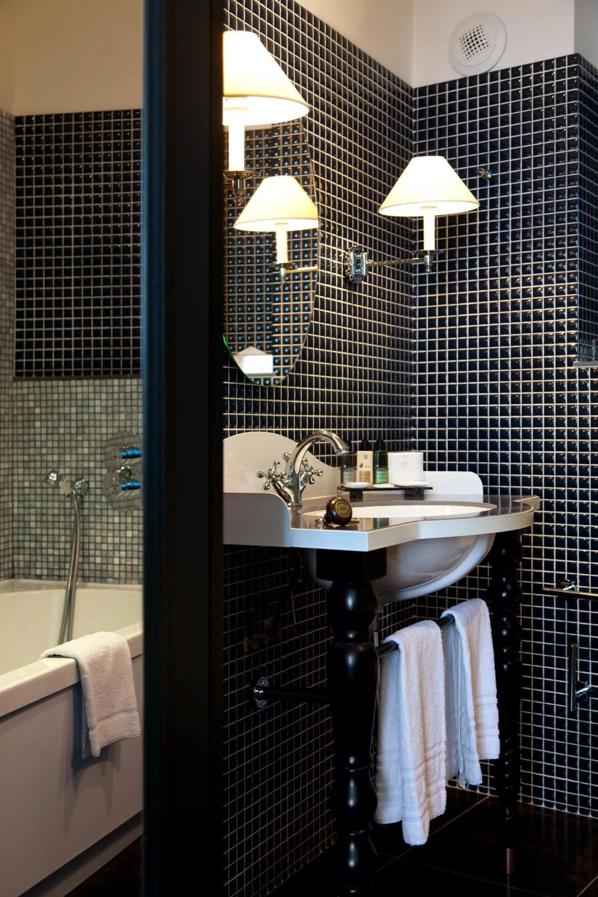 Bathroom in Hotel Fontaines du Luxembourg