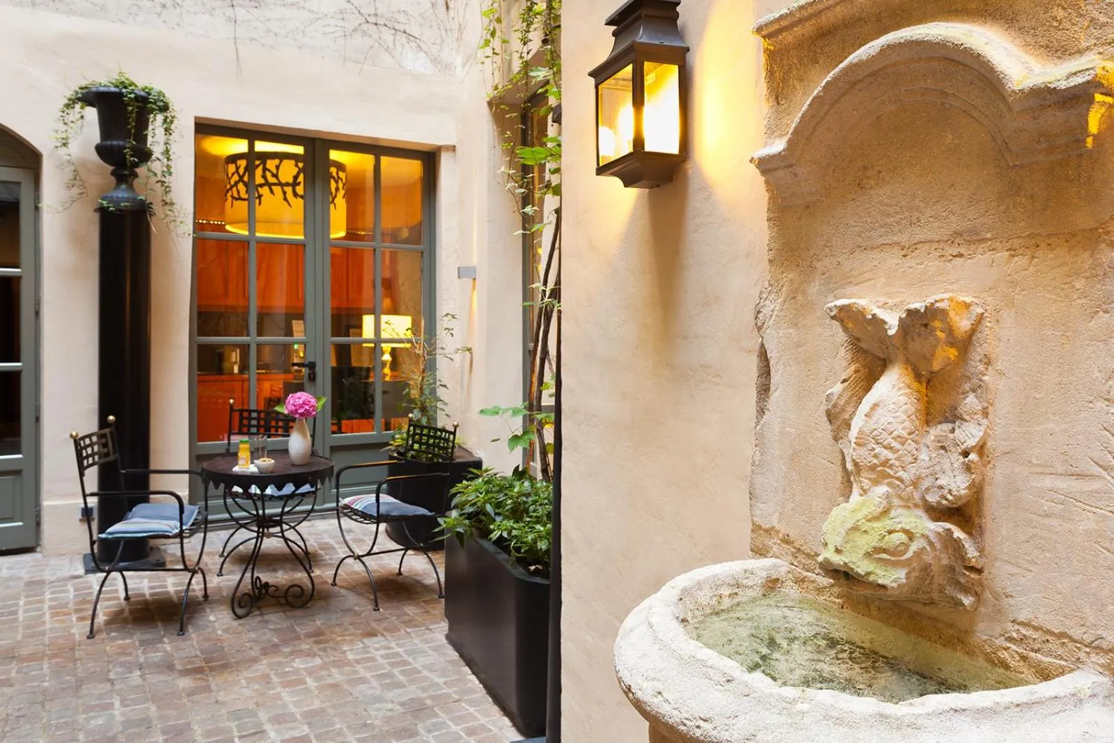 Patio in Hotel Fontaines du Luxembourg