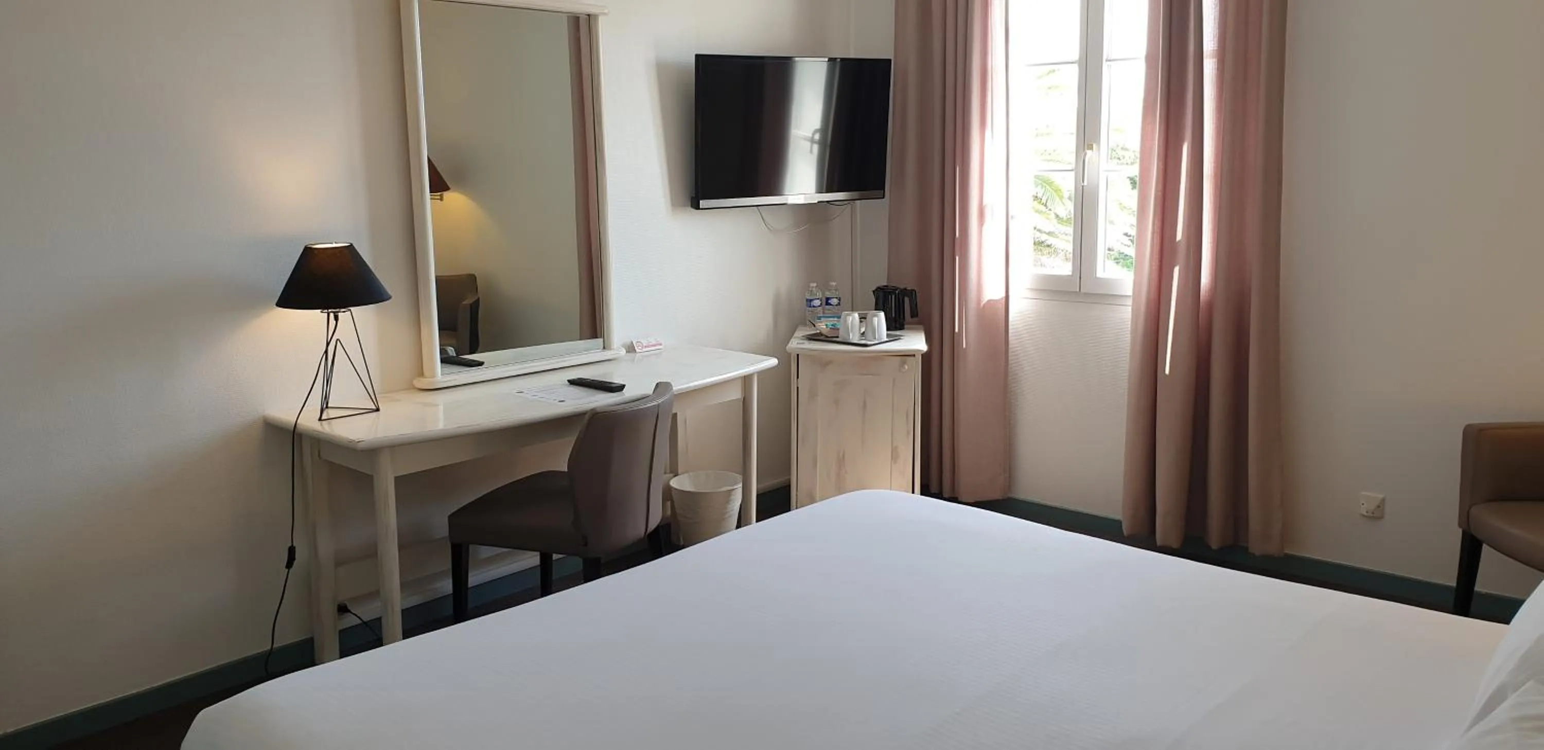 Bedroom, Bed in Thalacap Île de Ré - Thalasso & Spa