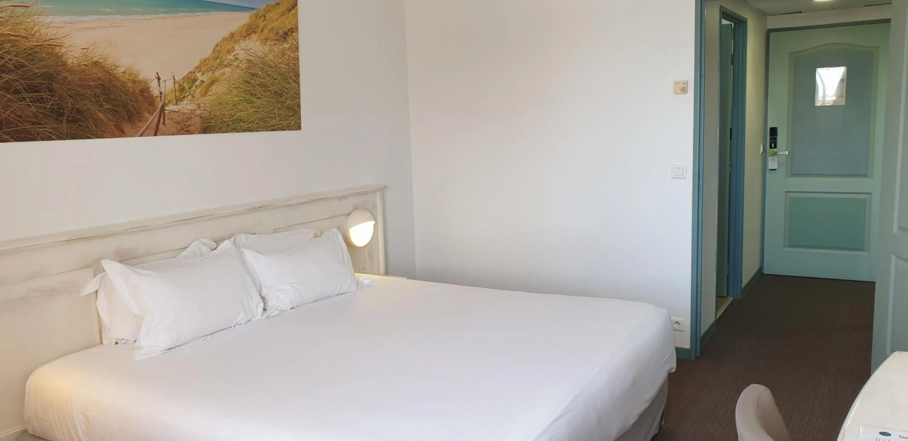 Bedroom, Bed in Thalacap Île de Ré - Thalasso & Spa