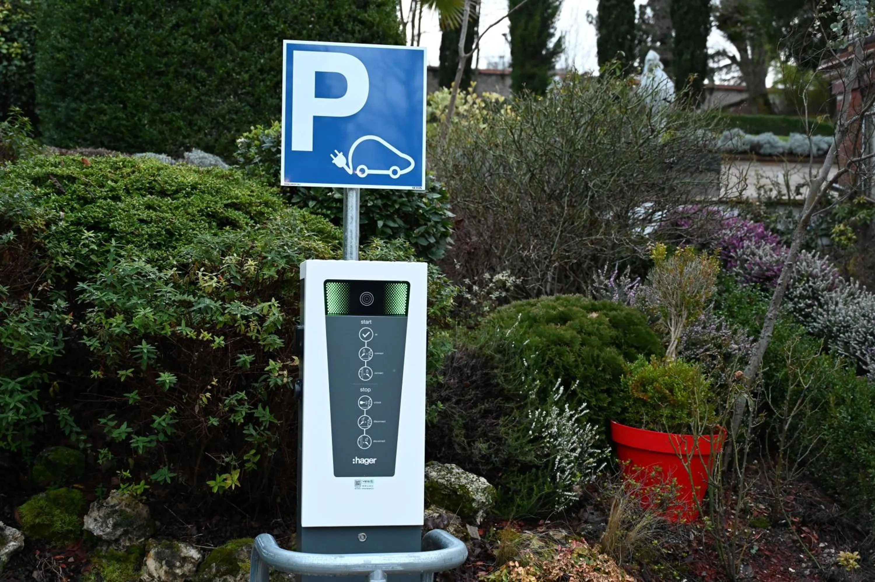 Property building in Hôtel La Villa Eugene