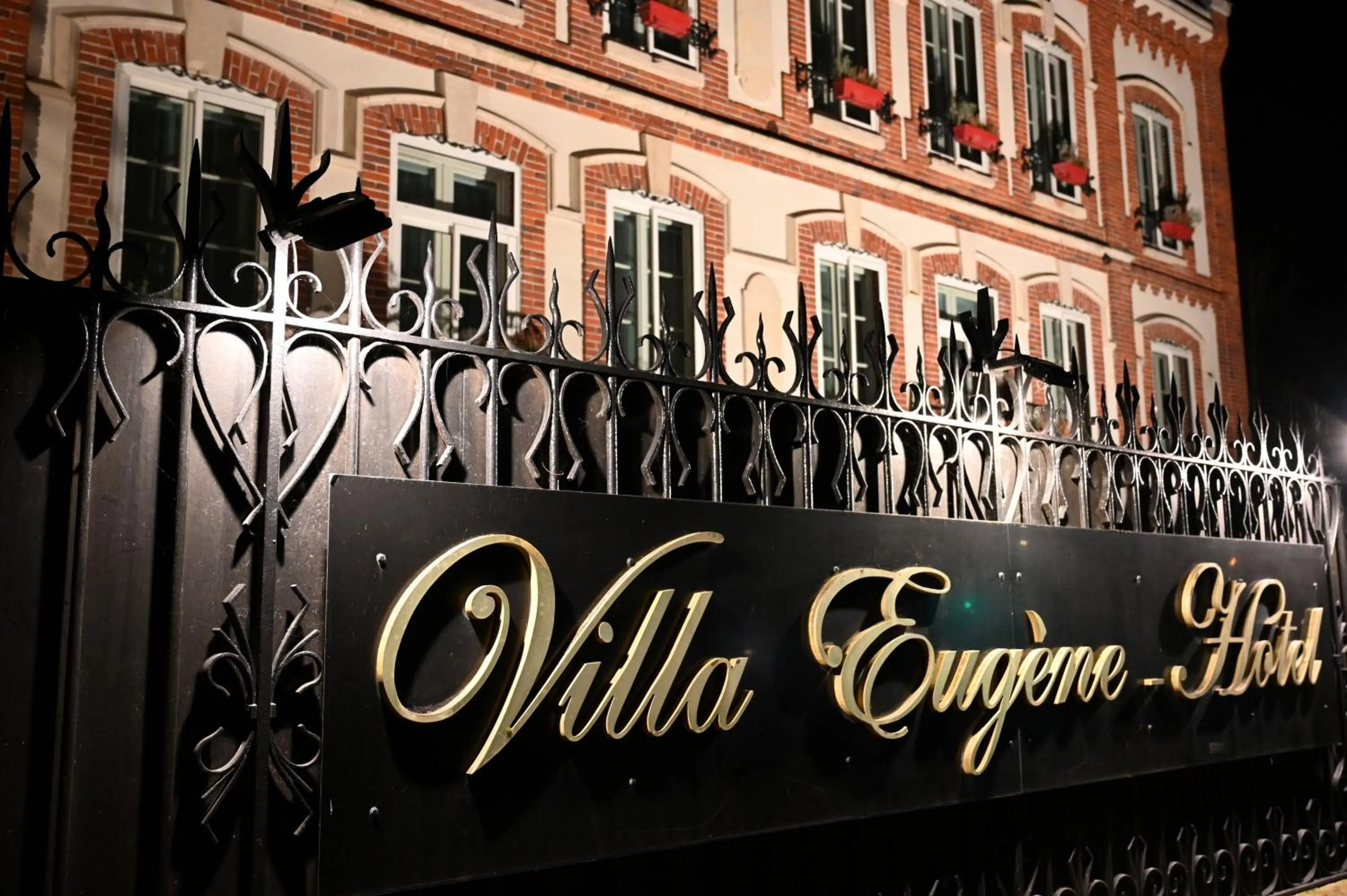 Property building in Hôtel La Villa Eugene
