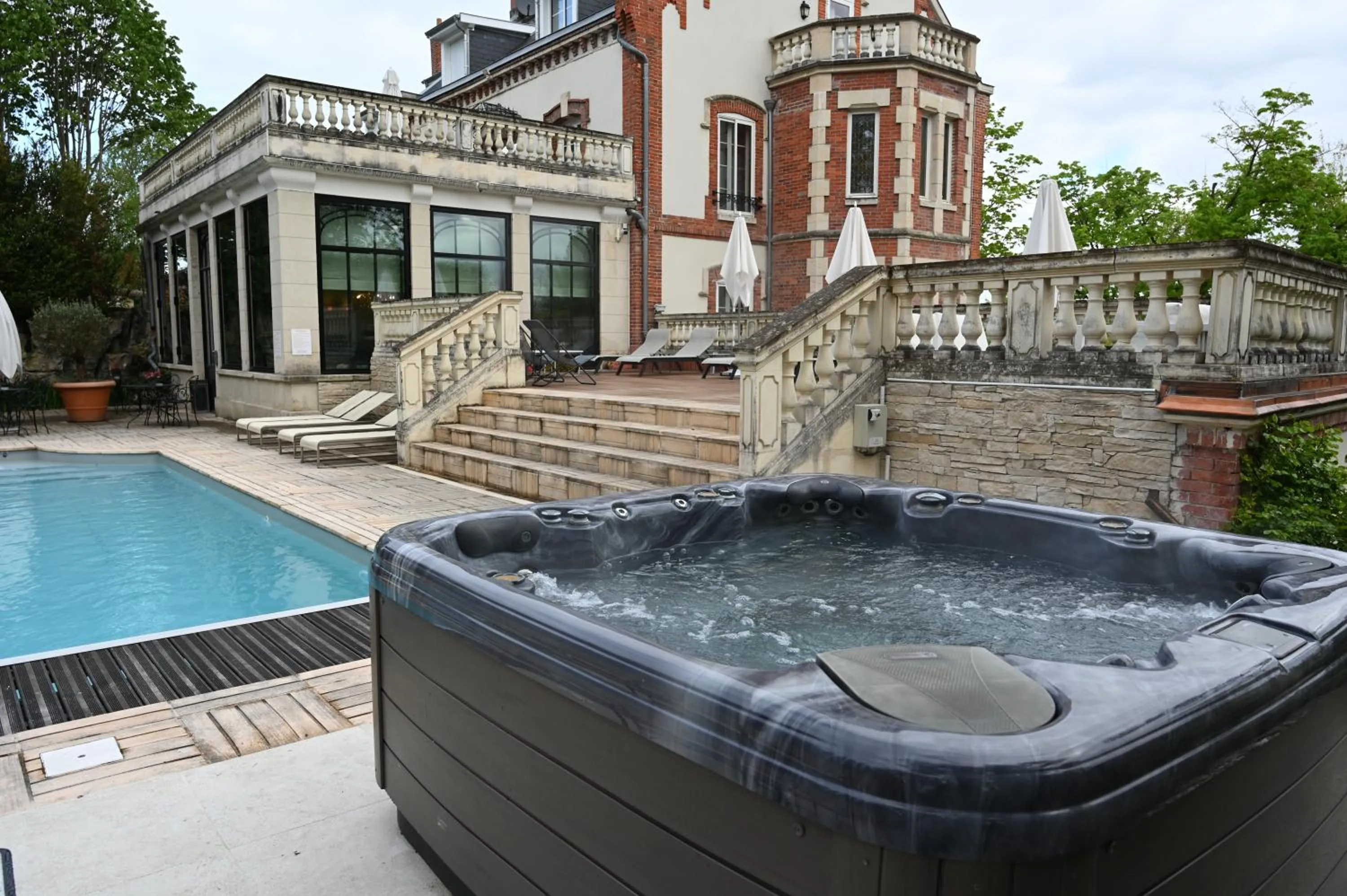 Swimming pool in Hôtel La Villa Eugene