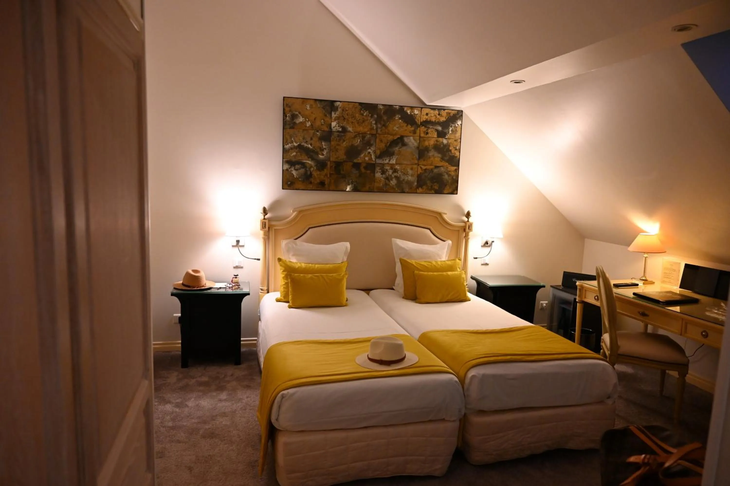 Property building, Bed in Hôtel La Villa Eugene