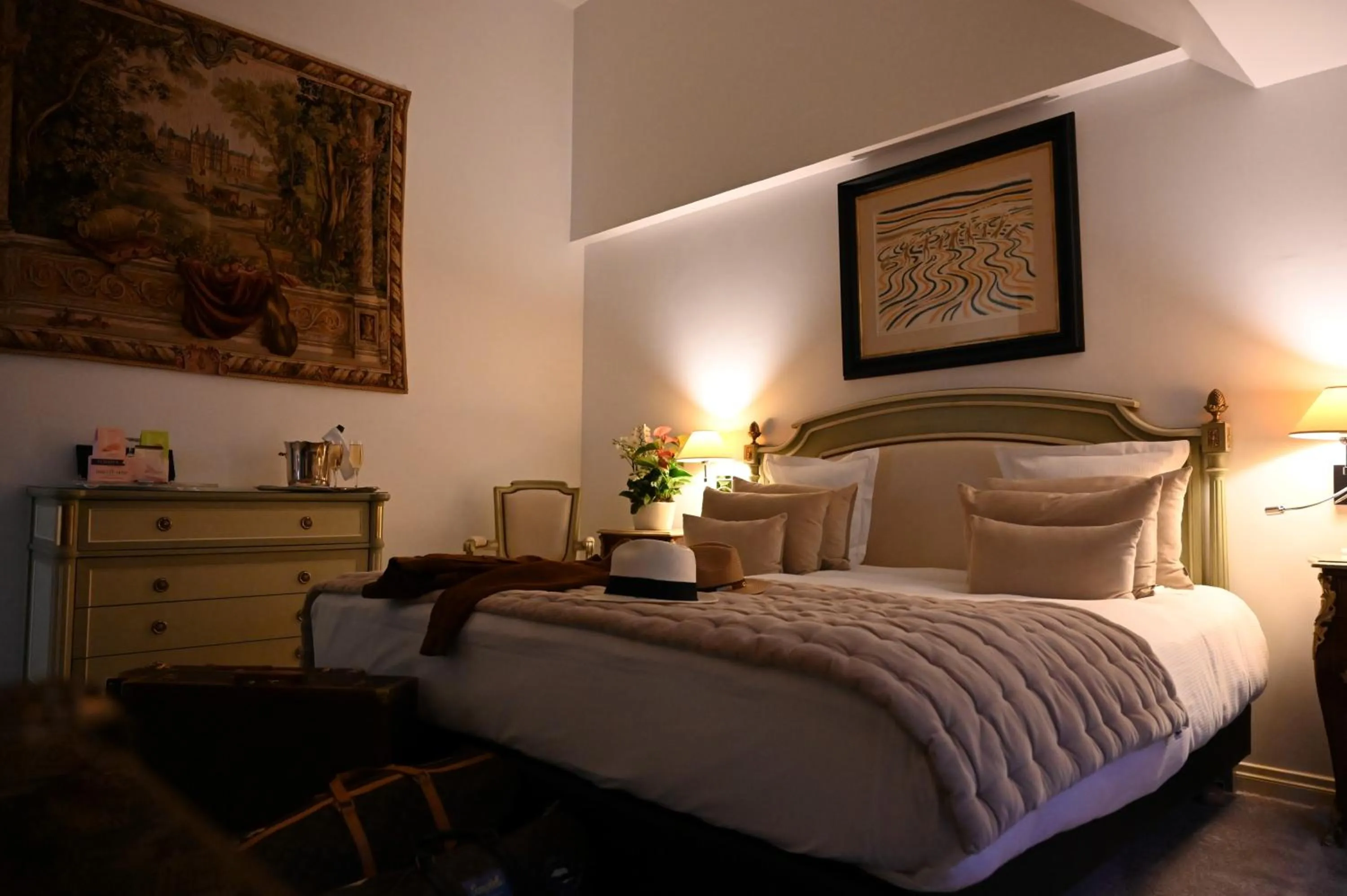 Property building, Bed in Hôtel La Villa Eugene