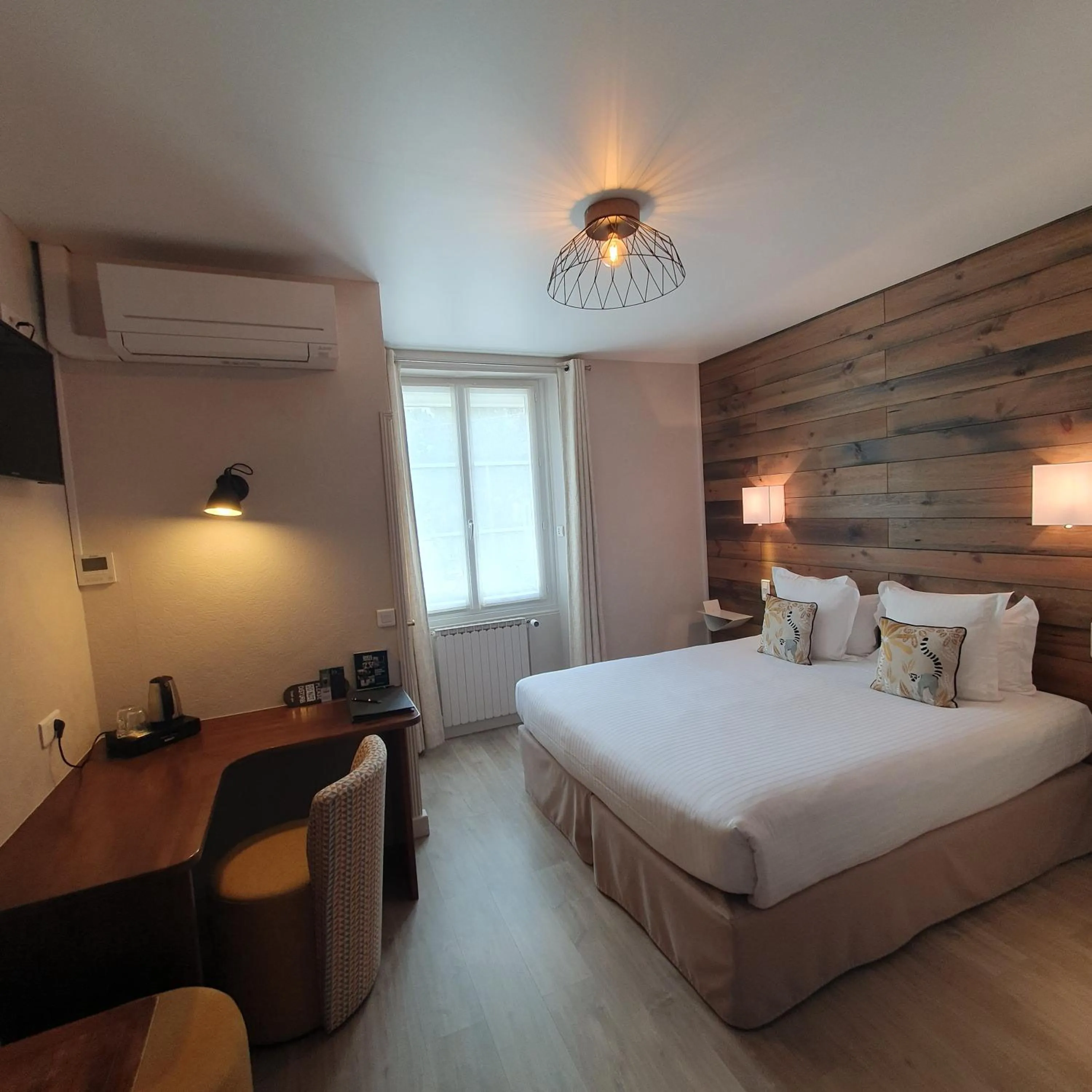 Property building, Bed in Logis Hotel La Closerie