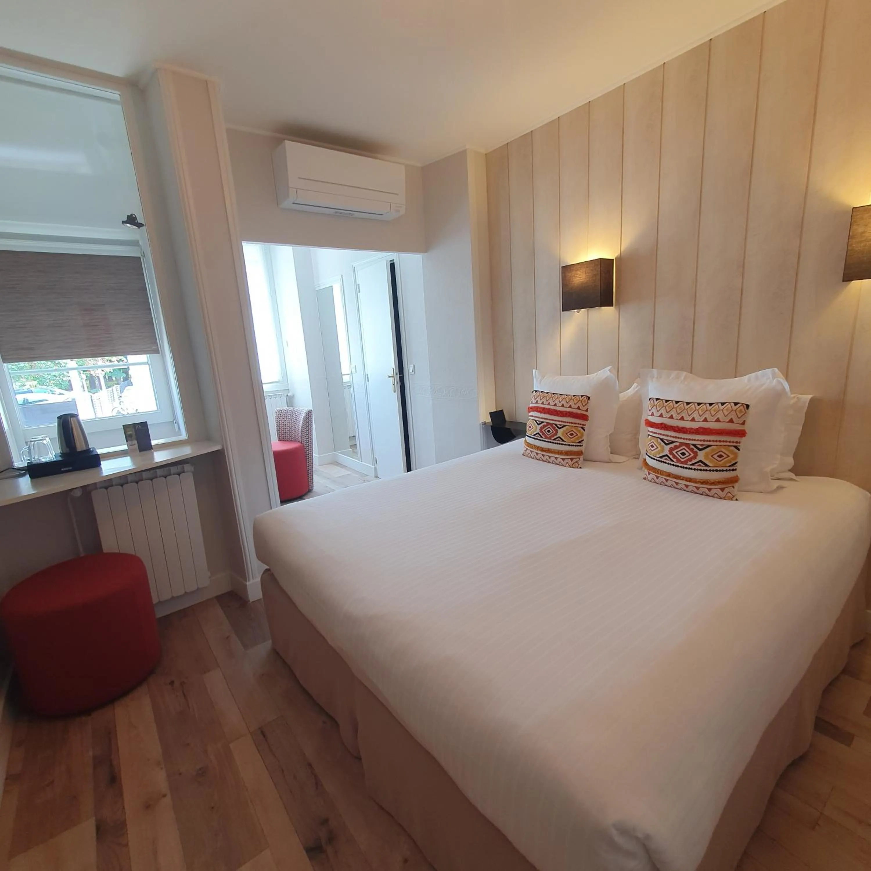 Property building, Bed in Logis Hotel La Closerie