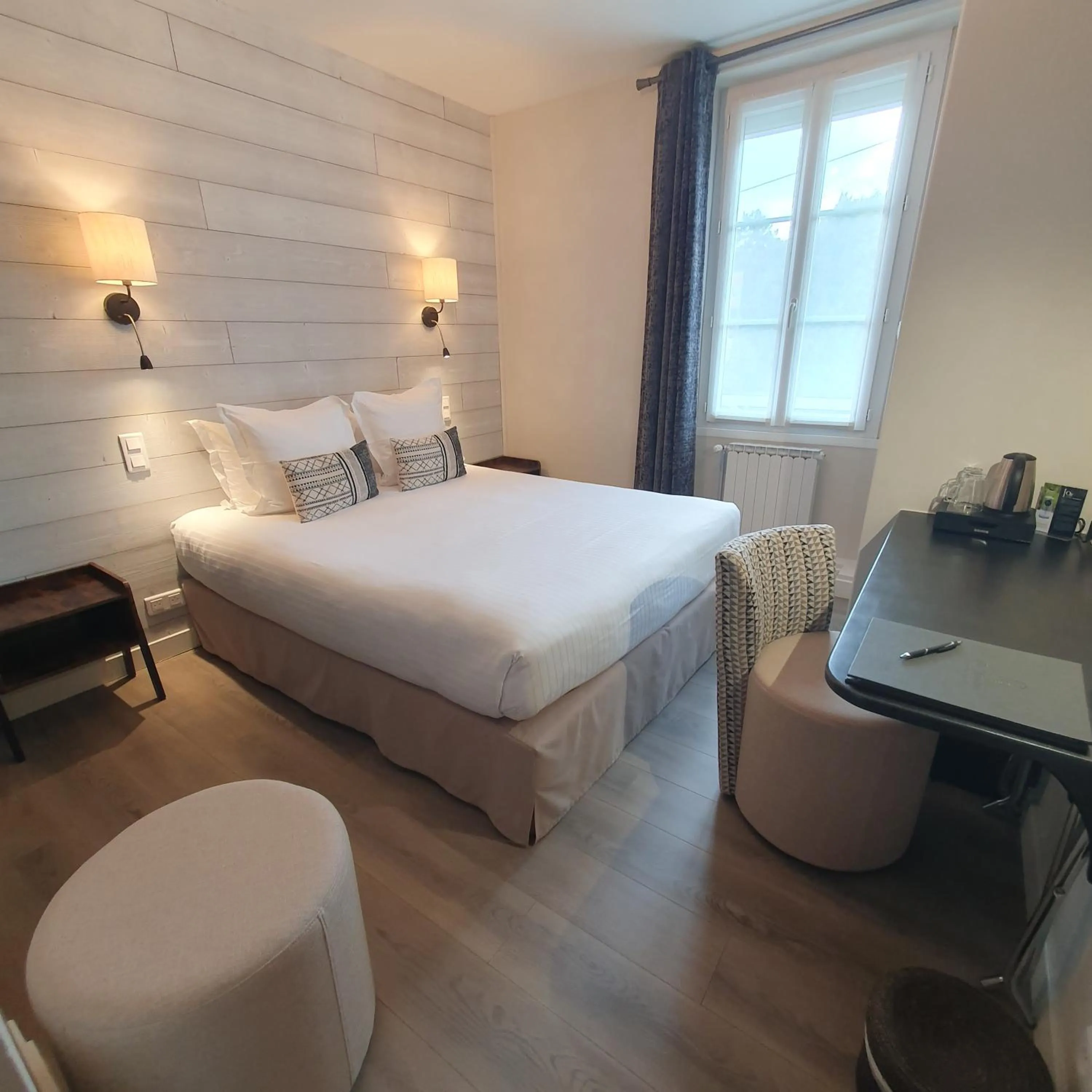 Property building, Bed in Logis Hotel La Closerie