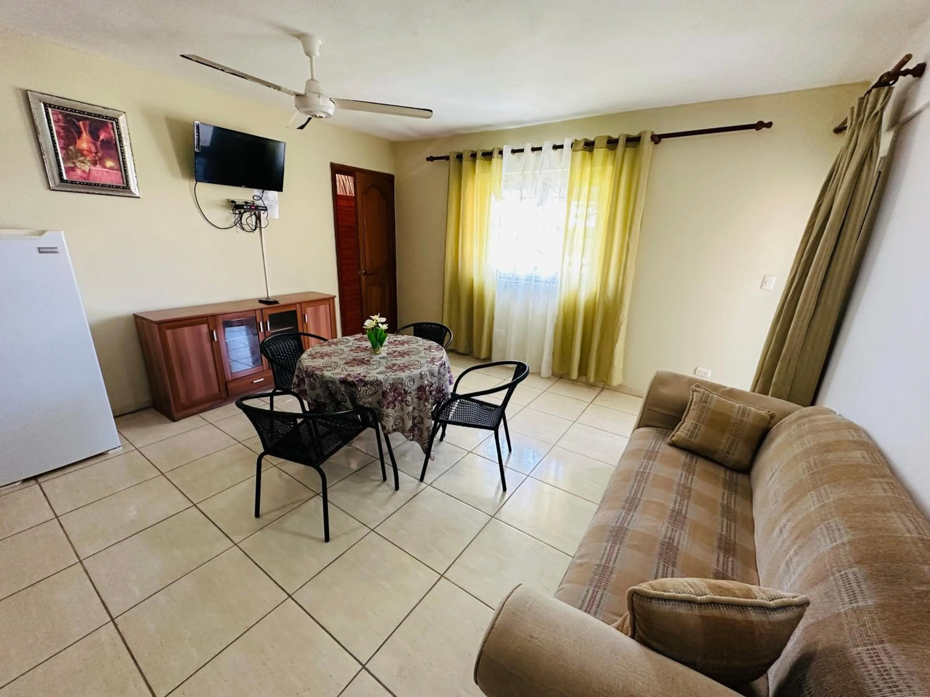 Communal lounge/ TV room in Aparthotel Michaela