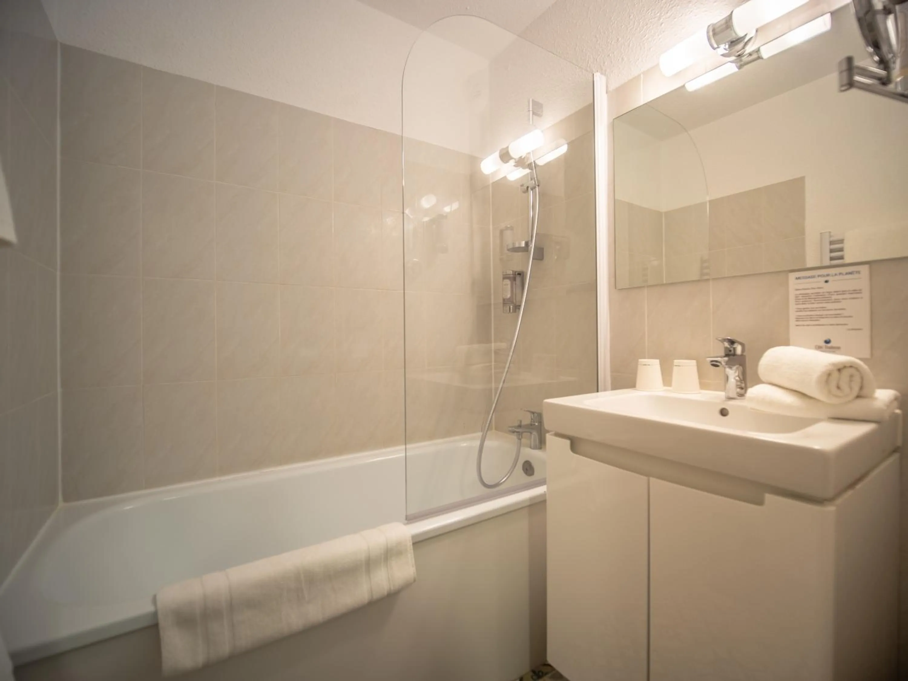 Bathroom in Côté Thalasso Hôtel & Spa Marin