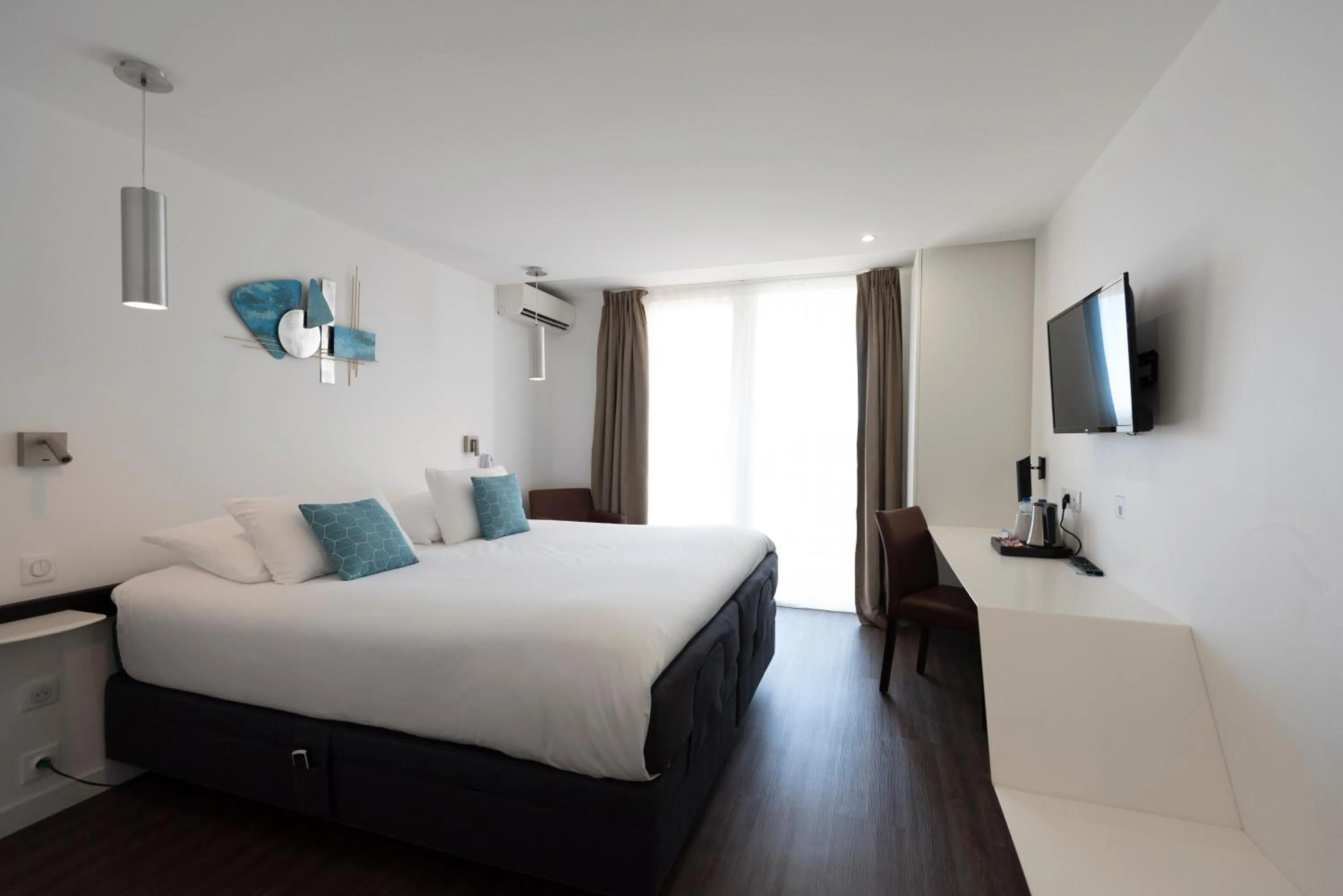 Photo of the whole room, Bed in Côté Thalasso Hôtel & Spa Marin