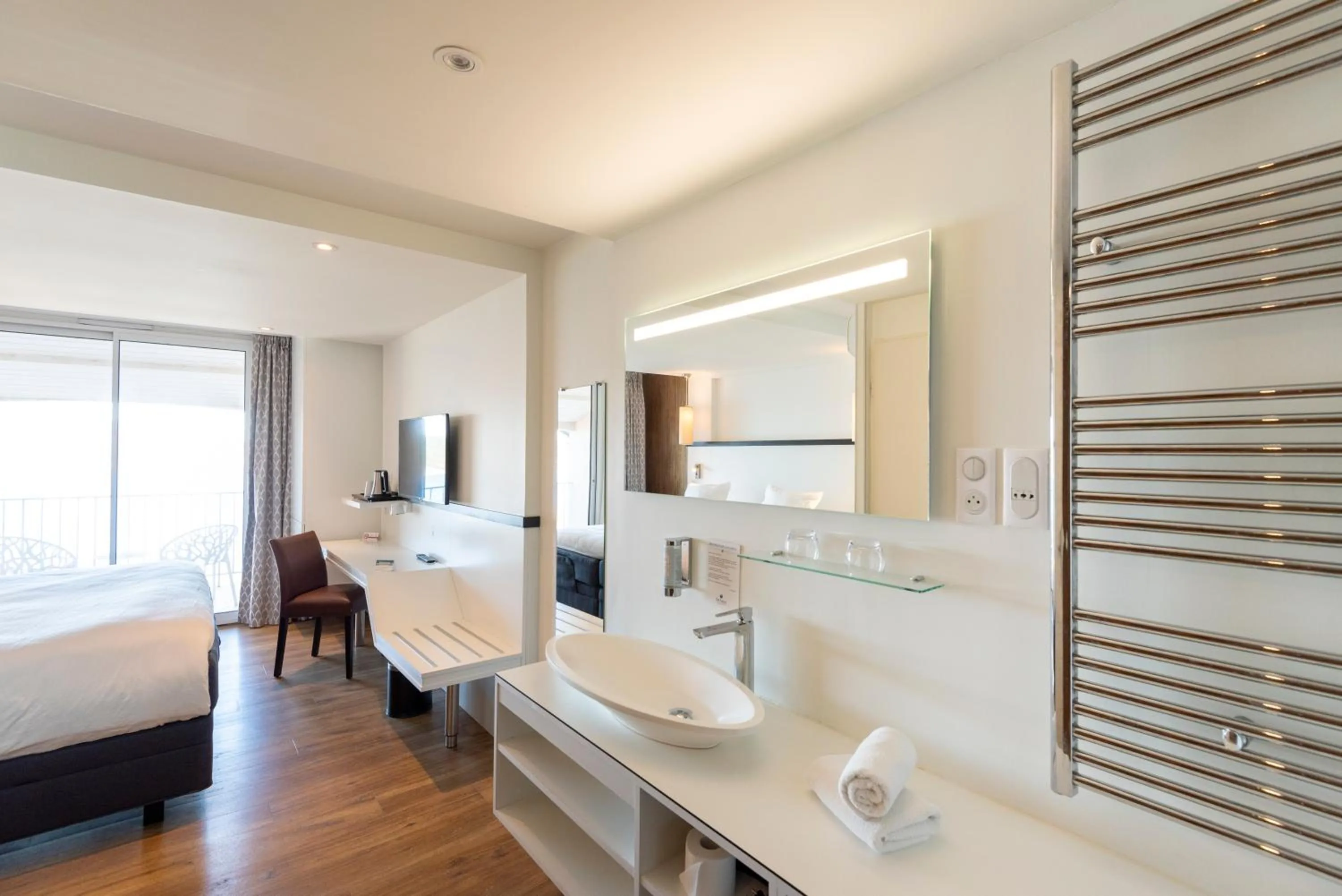 View (from property/room), Bed in Côté Thalasso Hôtel & Spa Marin