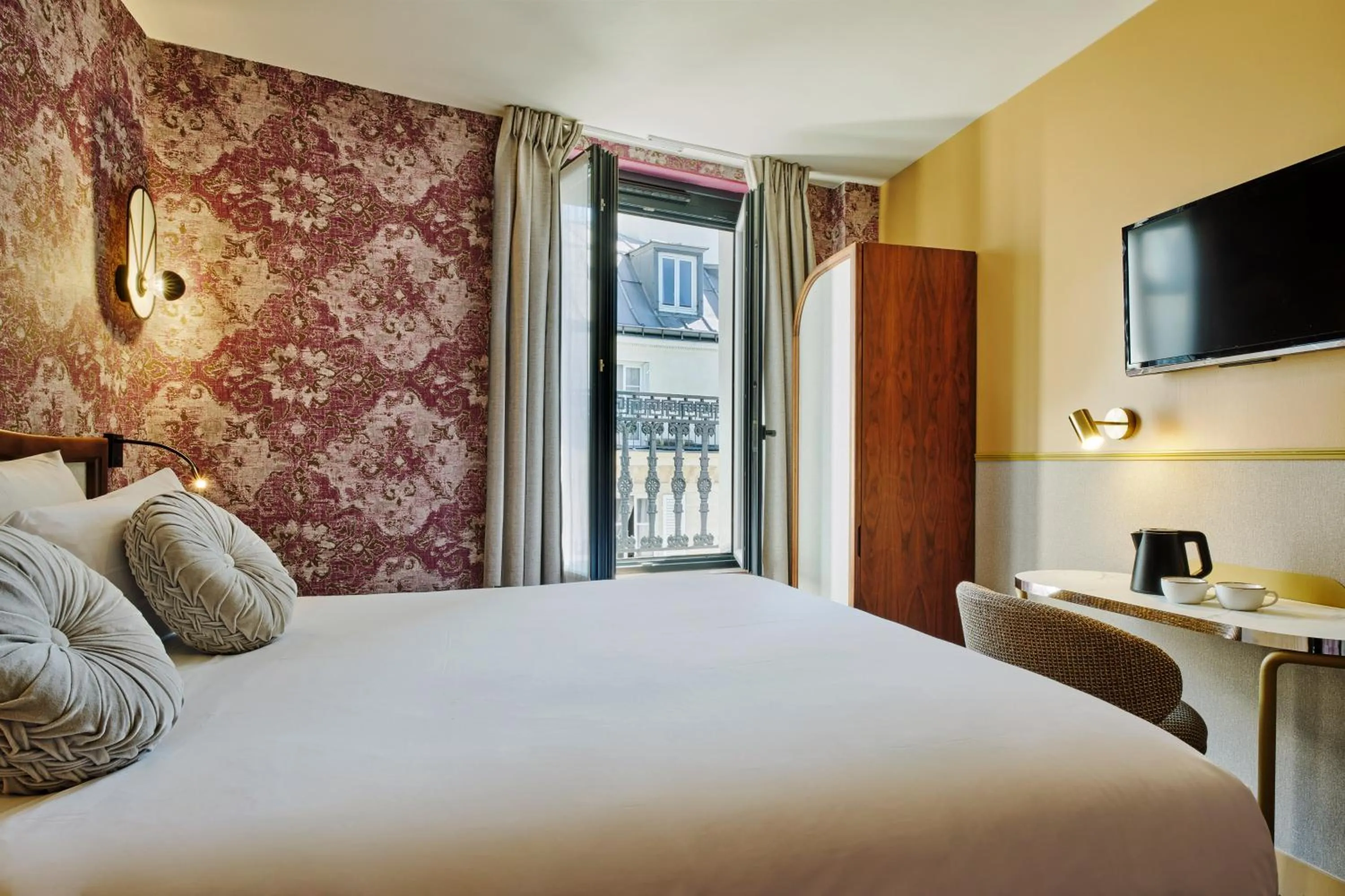 Photo of the whole room, Bed in Hôtel Joséphine by Happyculture