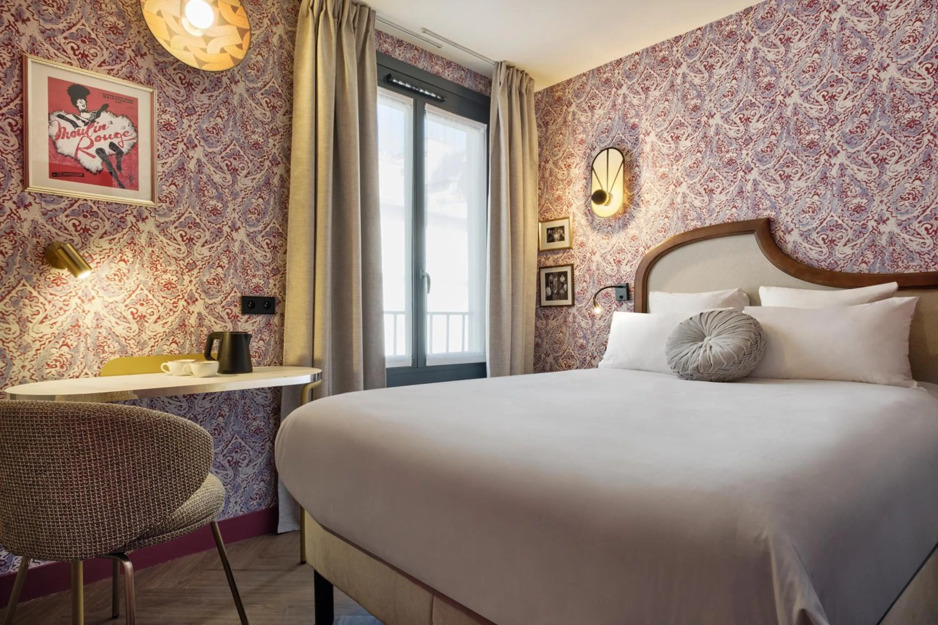 Photo of the whole room, Bed in Hôtel Joséphine by Happyculture